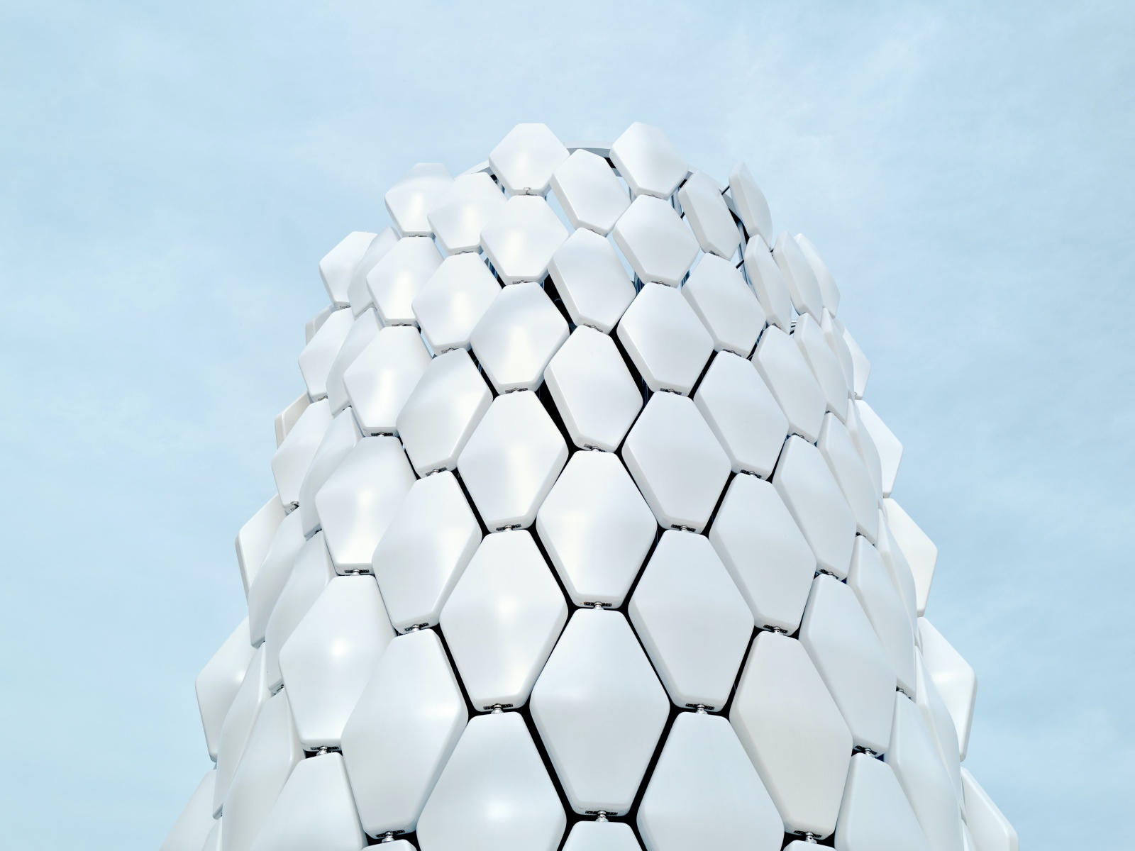 Белые соты на голубом фоне 