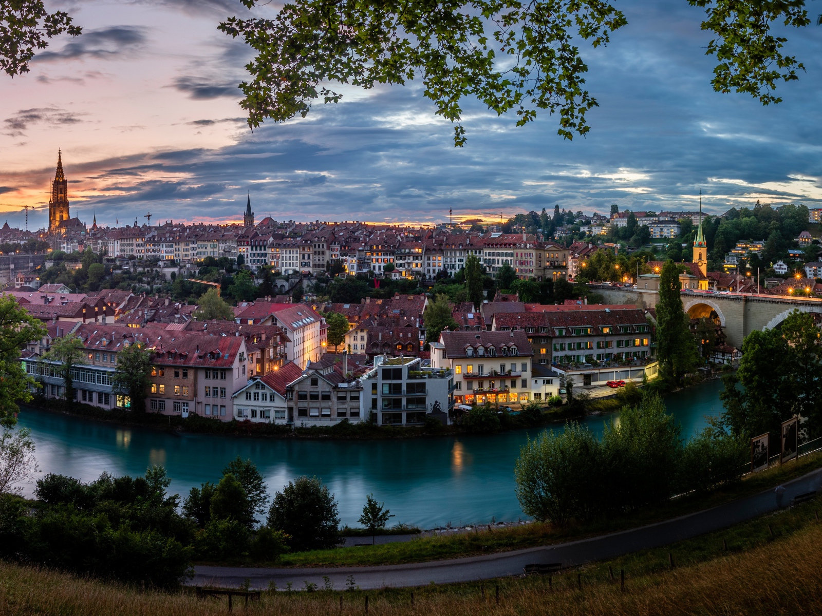 Красивый вид на город  Берн у реки, Швейцария 