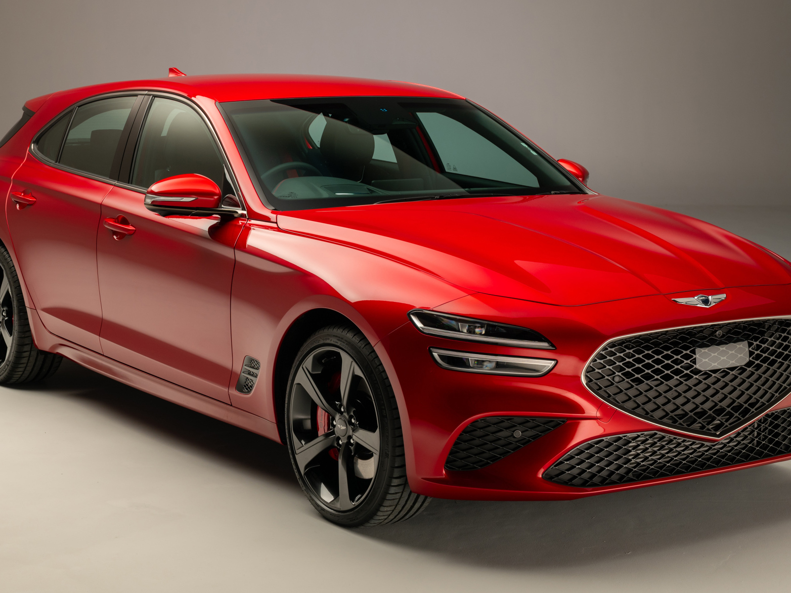 Красный Genesis G70 2.0T Shooting Brake 2021 года на сером фоне