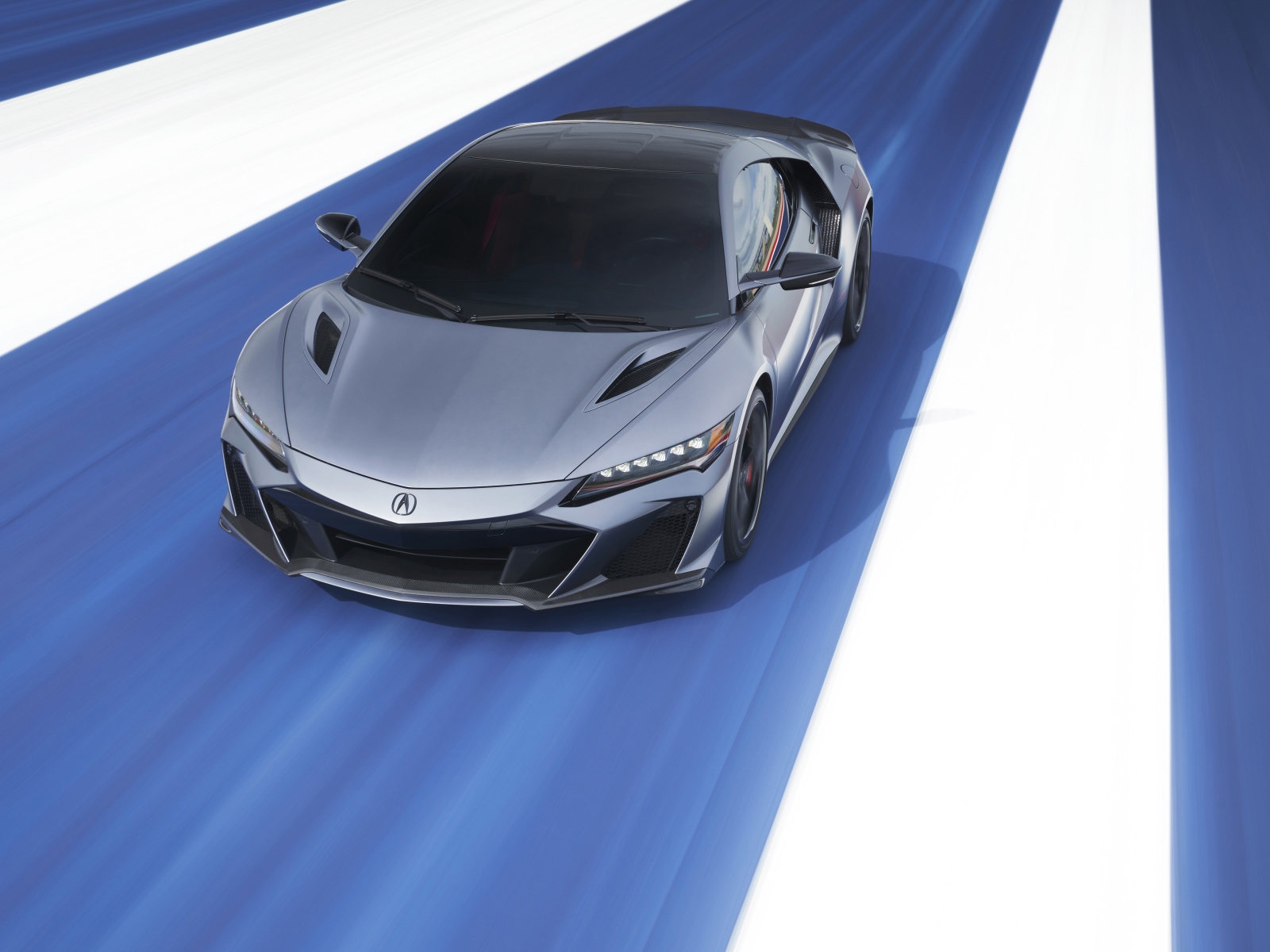 Серебристый автомобиль Acura NSX Type S, 2022 года на гонках