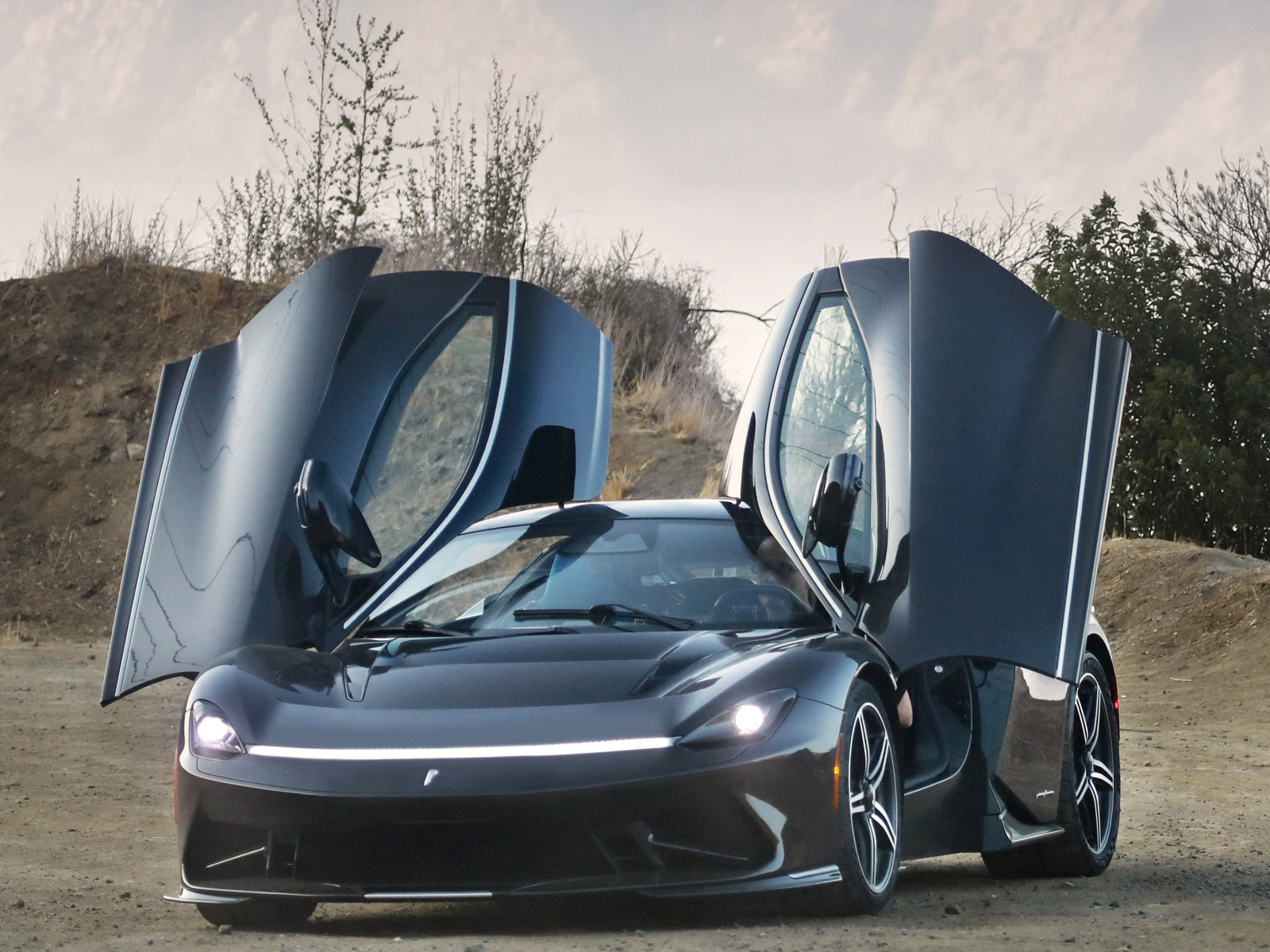 Автомобиль Pininfarina Battista, 2022 года с открытыми дверями