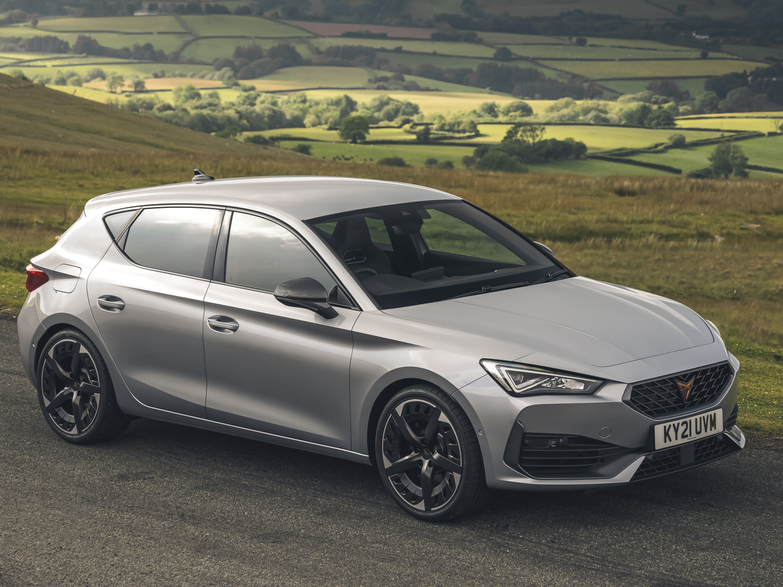 Серебристый автомобиль Cupra León VZ3, 2021 года