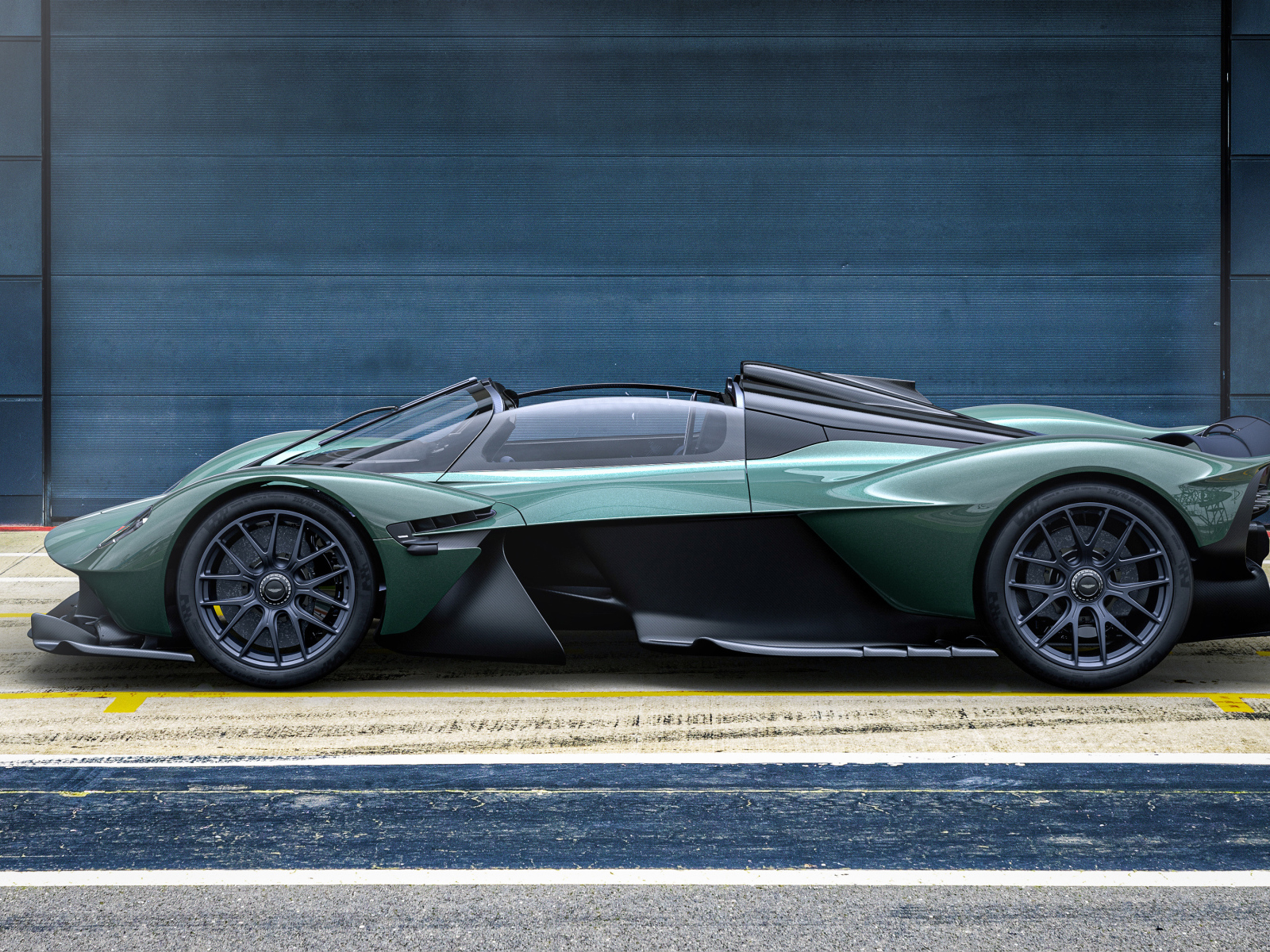 Кабриолет Aston Martin Valkyrie Spyder 2021 года вид сбоку
