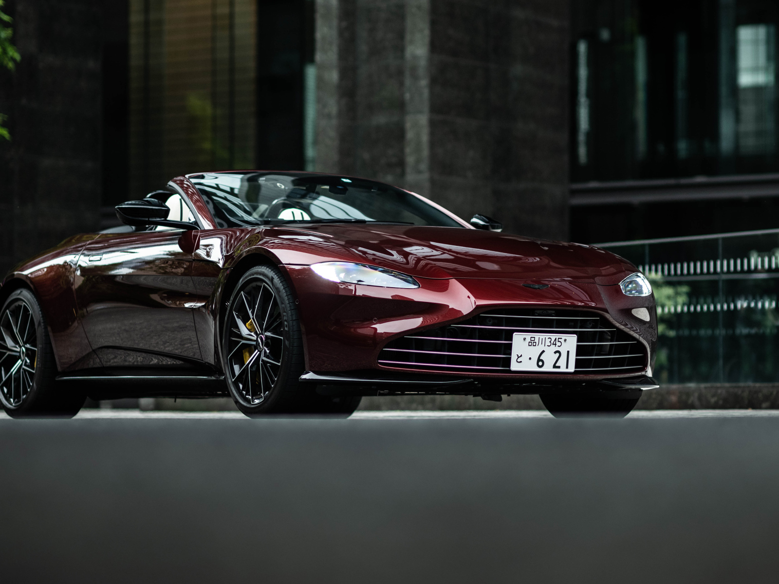 Красивый бордовый автомобиль Aston Martin Vantage Roadster 2021 года