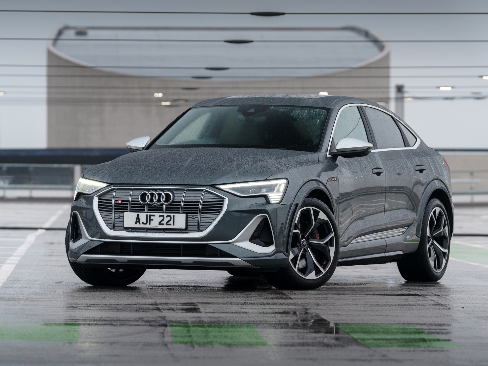 Автомобиль Audi E-Tron S Sportback 2021 года на мокром асфальте