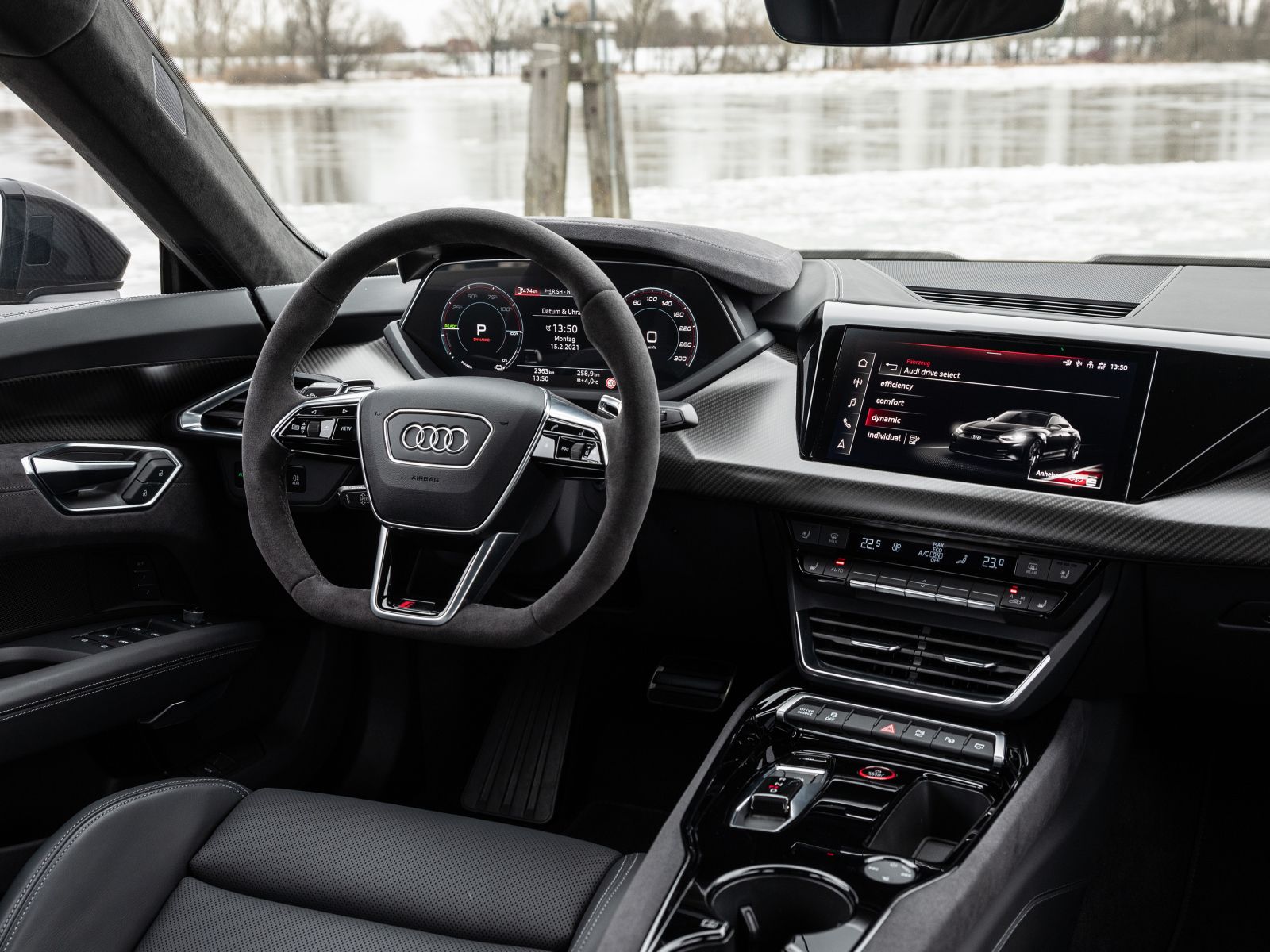 Черный салон автомобиля Audi RS E-Tron GT 2021 года