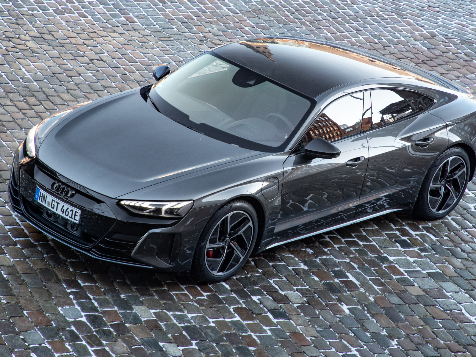 Красивый автомобиль  Audi RS E-Tron GT 2021 года