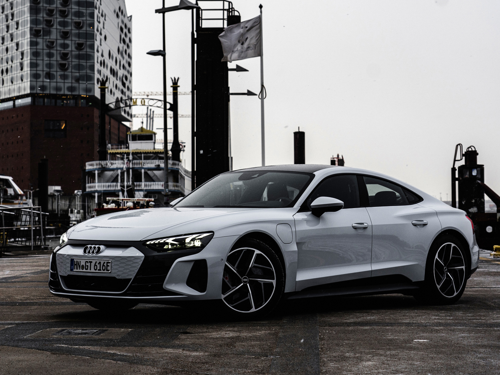 Серебристый Audi E-Tron GT Quattro 2021 года в порту