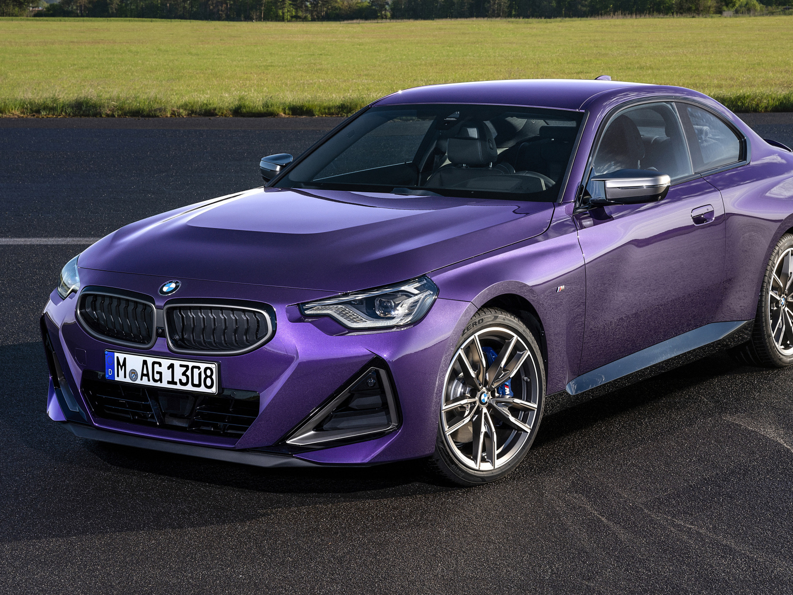 Автомобиль BMW M240i XDrive Coupé 2021 года на асфальте