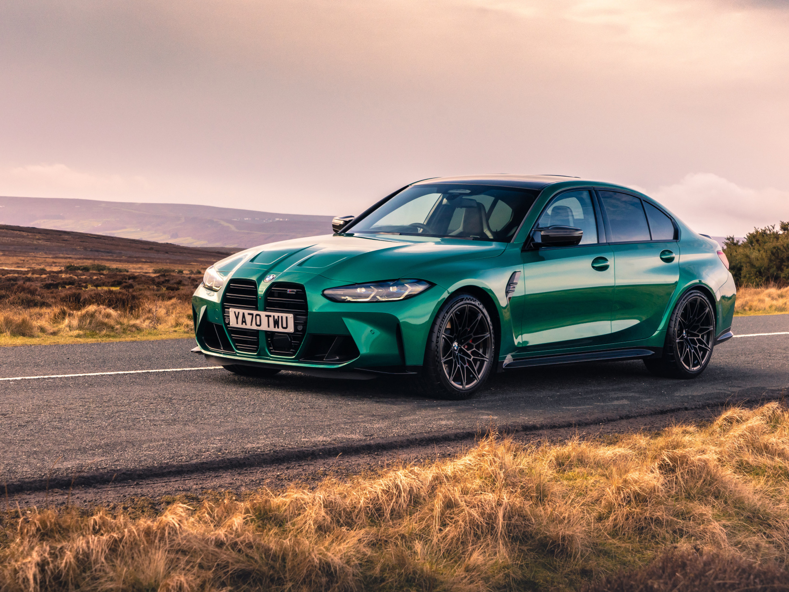 Автомобиль BMW M3 Competition 2021 года на дороге