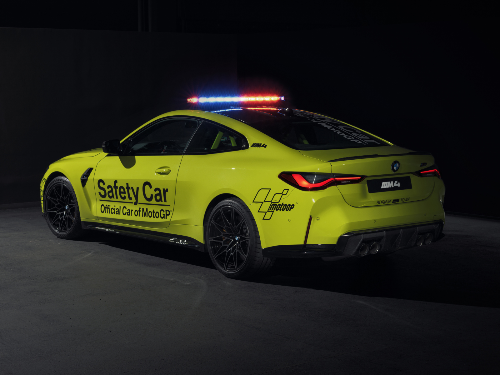 Автомобиль BMW M4 Competition MotoGP Safety Car 2021 года вид сзади