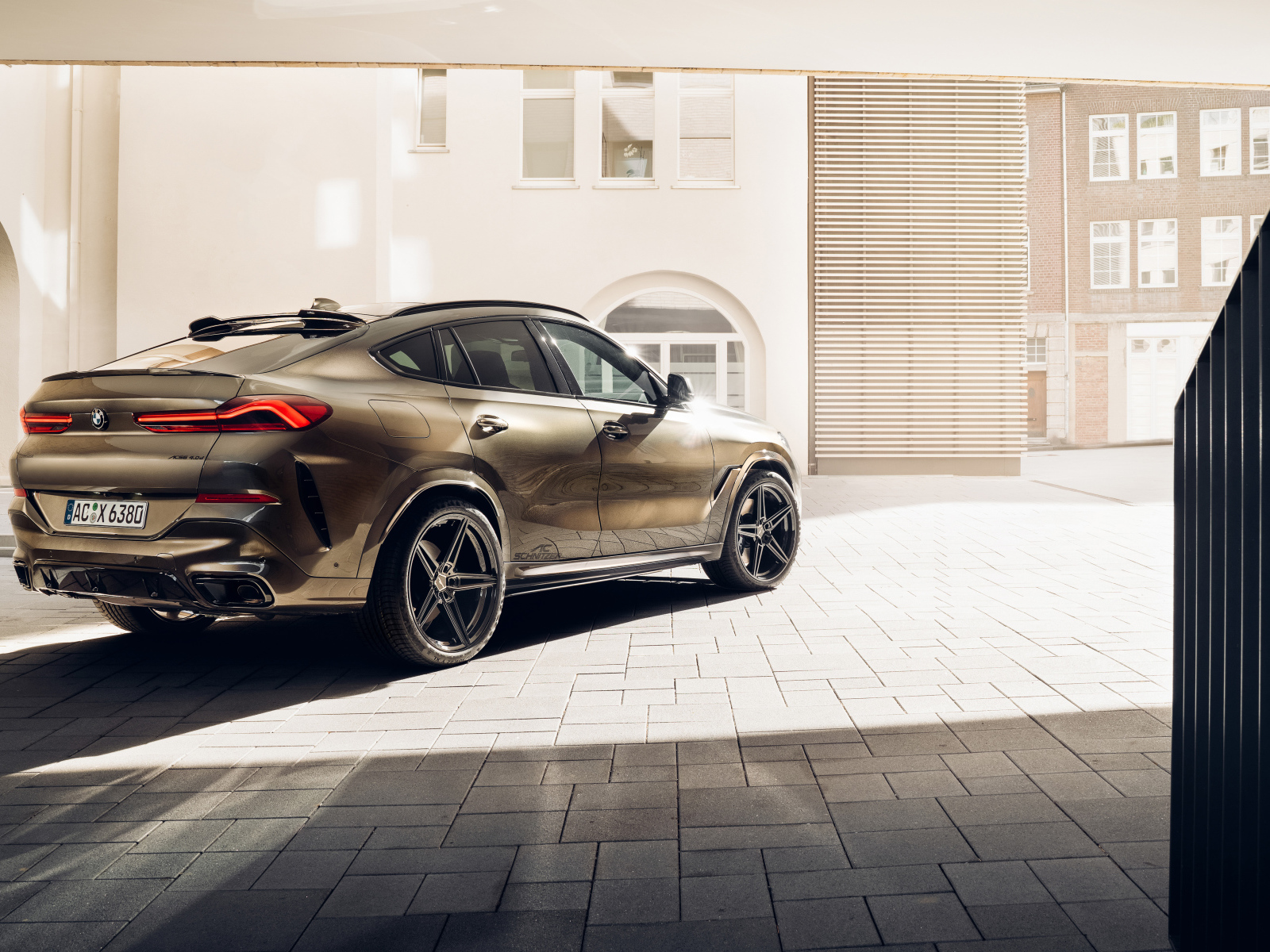 Коричневый внедорожник  BMW Schnitzer ACS6 4.0d 2021 года вид сзади