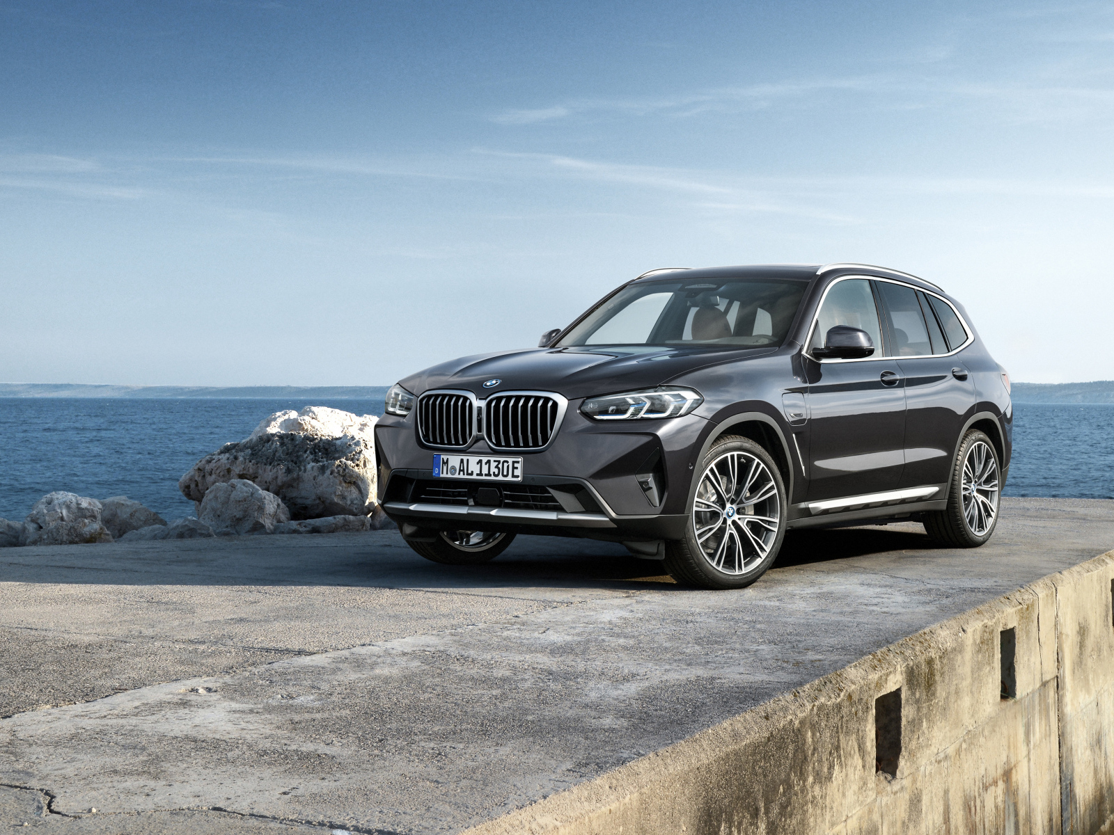 Автомобиль BMW X3 XDrive30e 2021 года у моря
