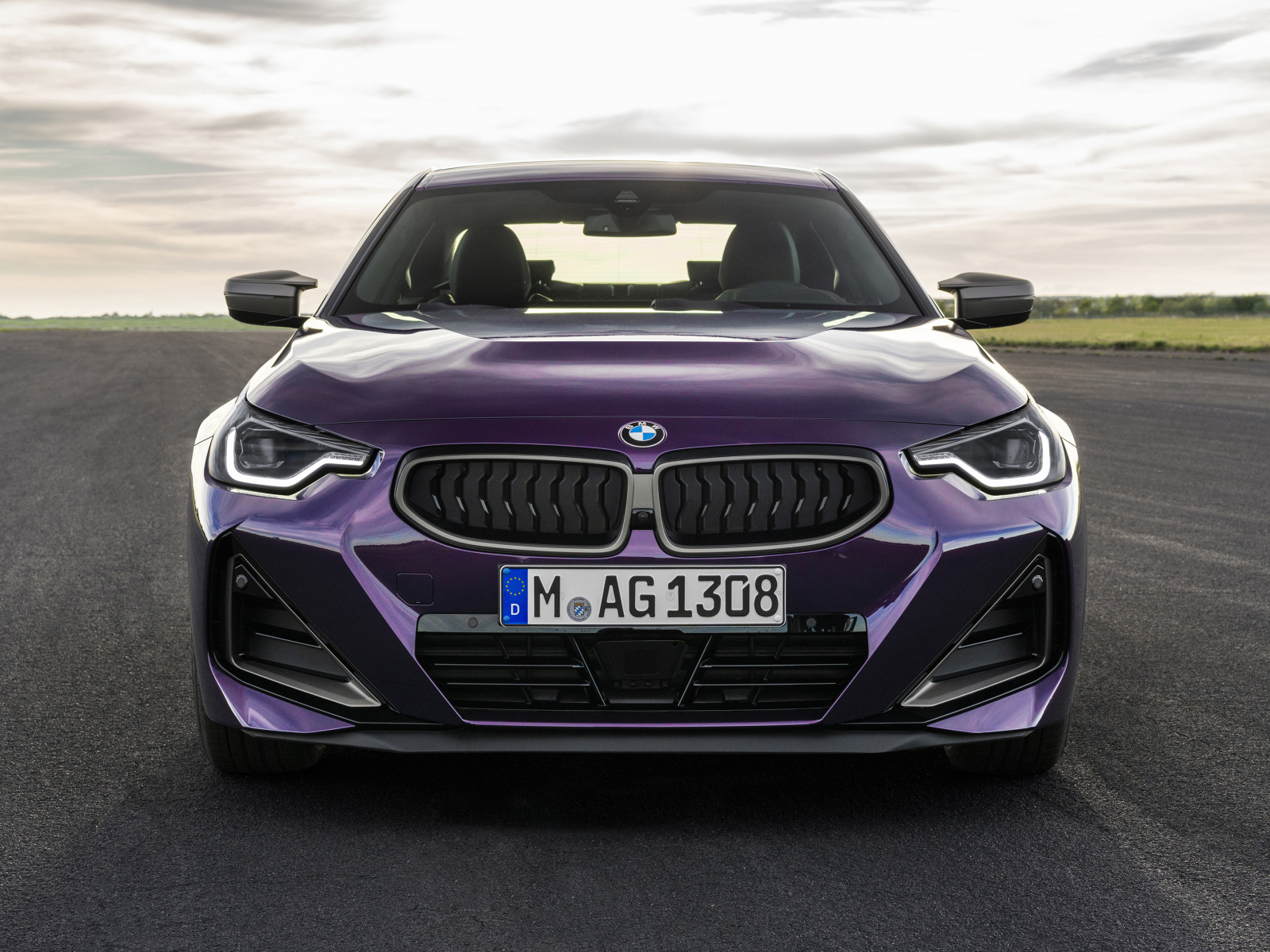 Красивый автомобиль BMW M240i XDrive Coupé 2021 года вид спереди