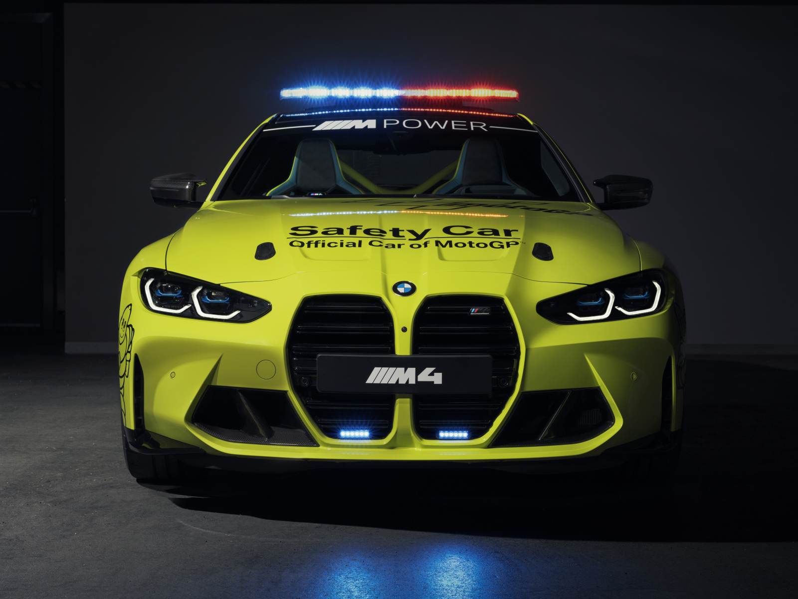 Желтый служебный автомобиль BMW M4 Competition MotoGP Safety Car 2021 года