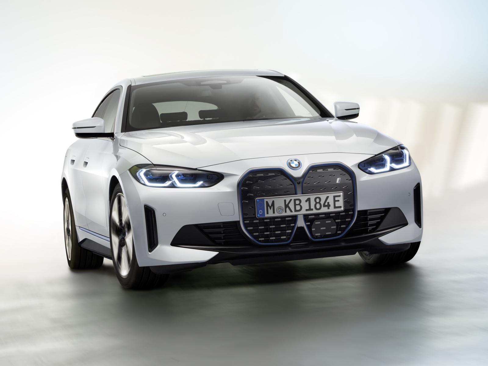 Автомобиль BMW I4 2021 года