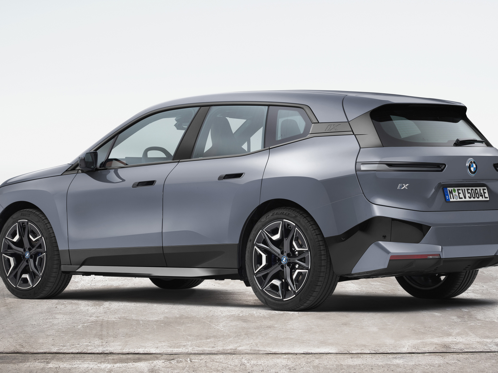 Внедорожник BMW IX XDrive50 Sport 2021  года на белом фоне