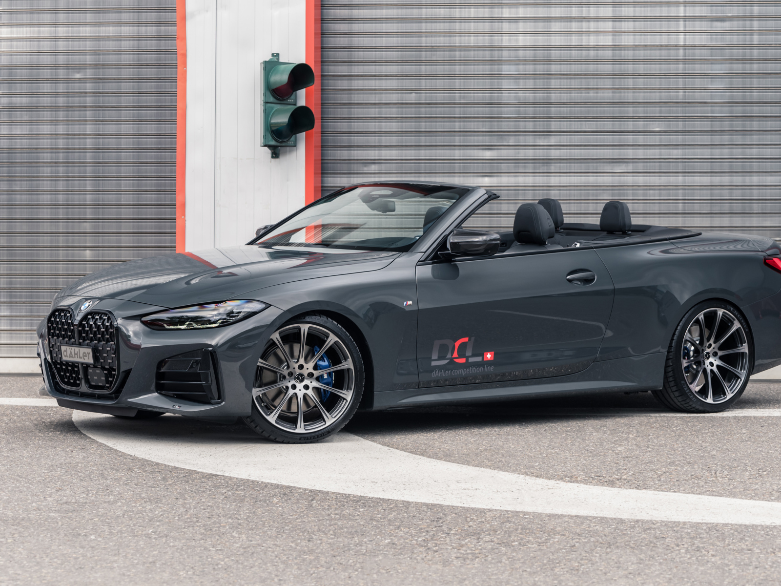 Кабриолет BMW M440i, 2021 года у стены