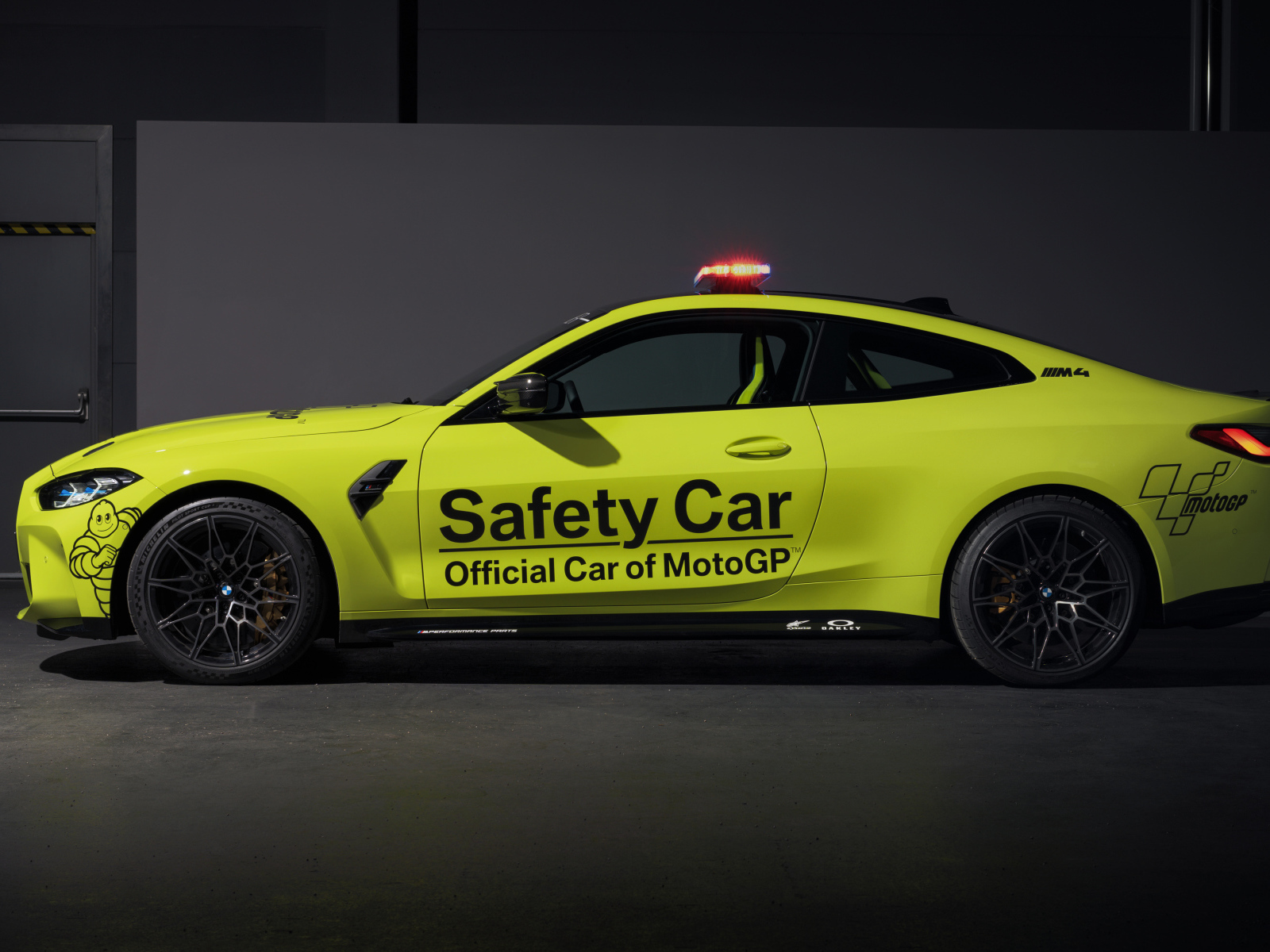 Спортивный автомобиль BMW M4 Competition MotoGP Safety Car 2021 года