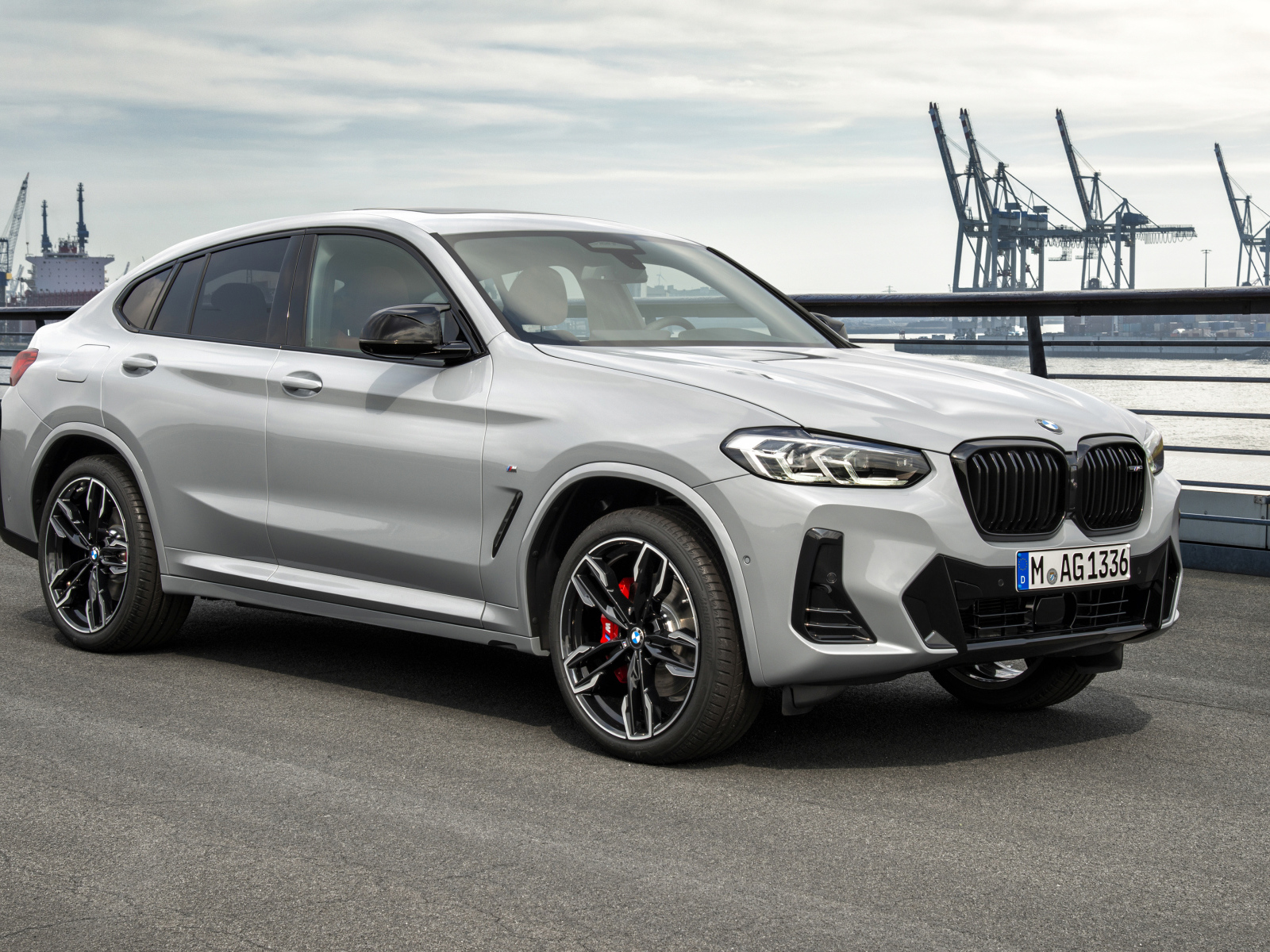 Серебристый автомобиль BMW X4 M40i 2021 года в порту
