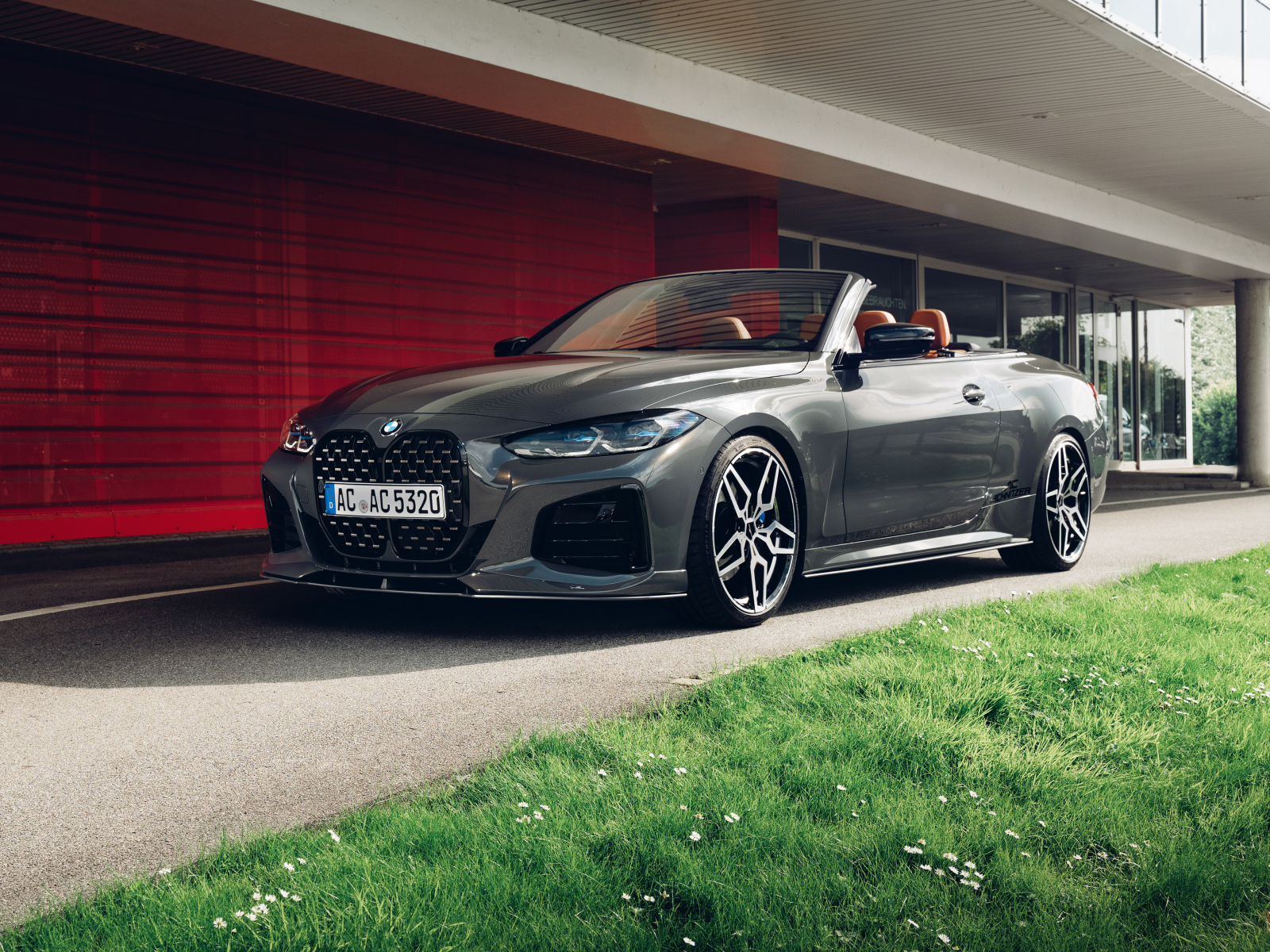 Серебристый кабриолет BMW 4 Series 2021 года у гаража
