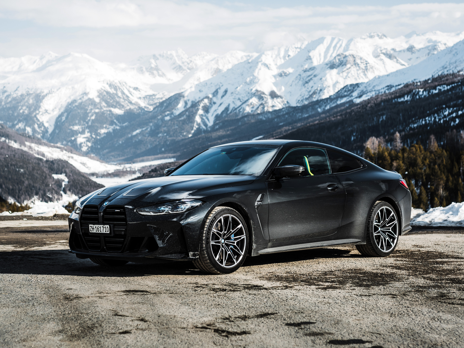 Черный автомобиль BMW M4 Coupé  на фоне гор