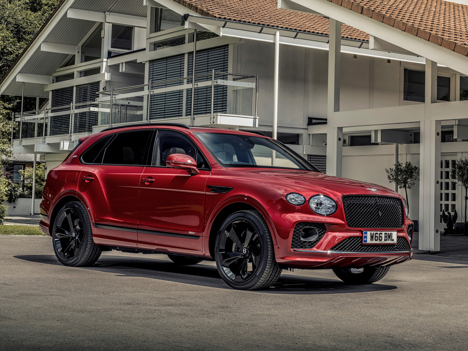 Бордовый автомобиль Bentley Bentayga Hybrid First Edition 2021 года у дома 
