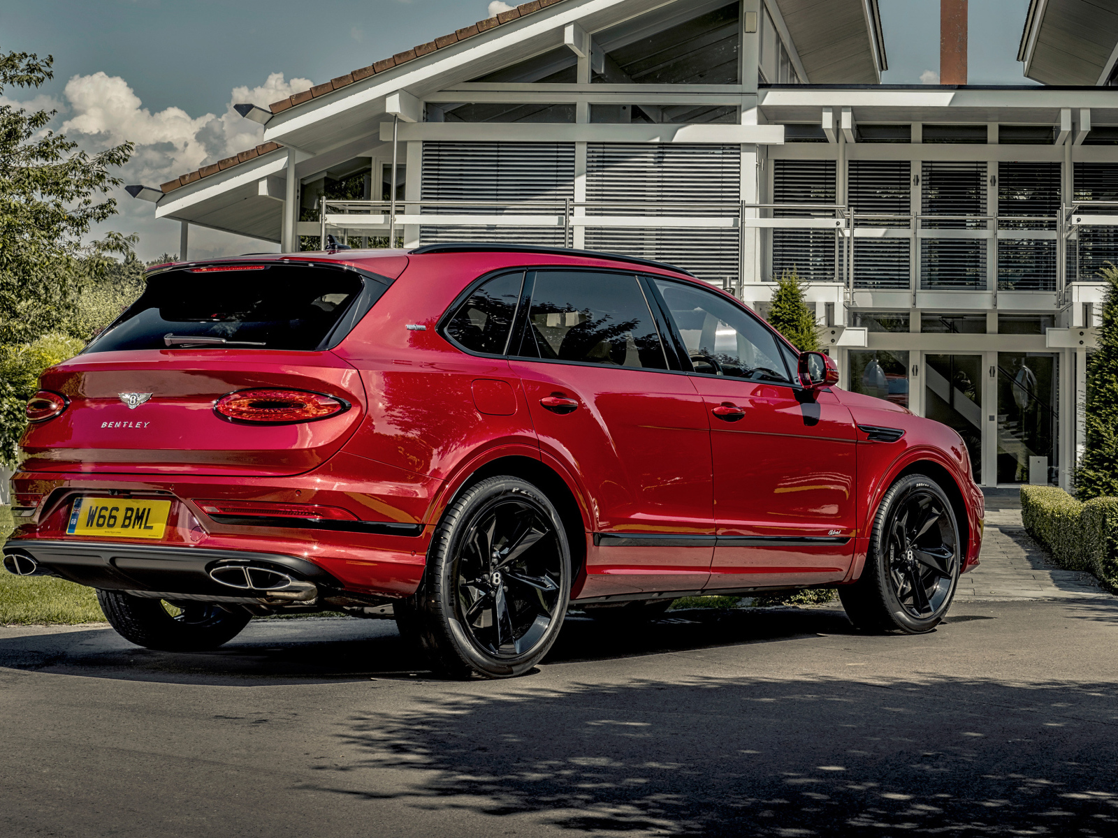 Автомобиль Bentley Bentayga Hybrid First Edition 2021 года вид сзади