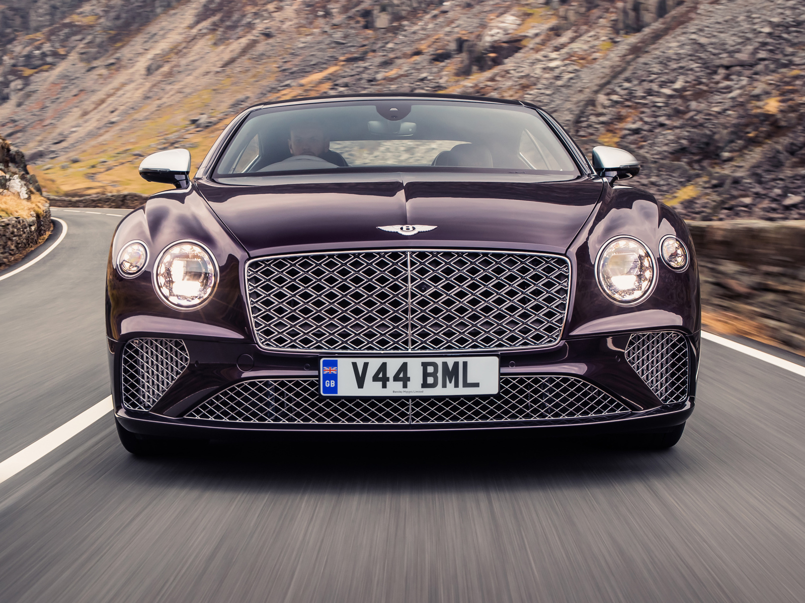 Автомобиль Bentley Continental GT Mulliner вид спереди