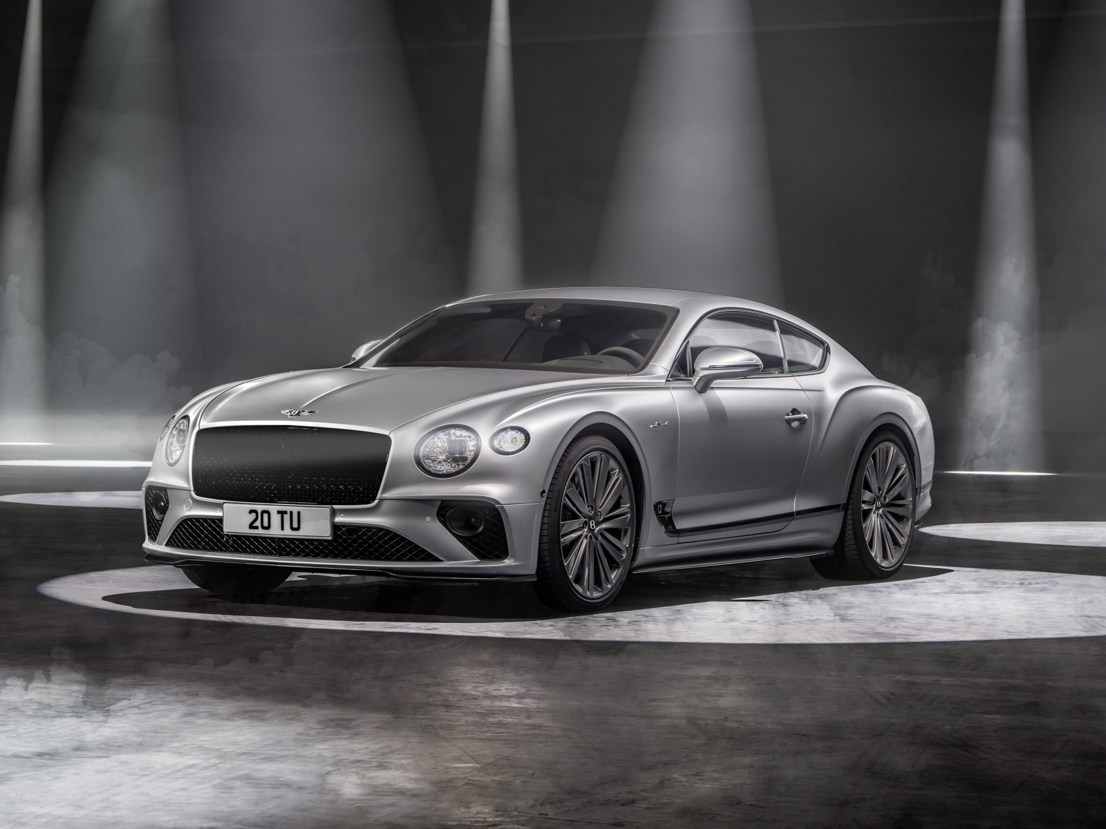 Дорогой автомобиль Bentley Continental GT Speed 2021 года в свете софитов
