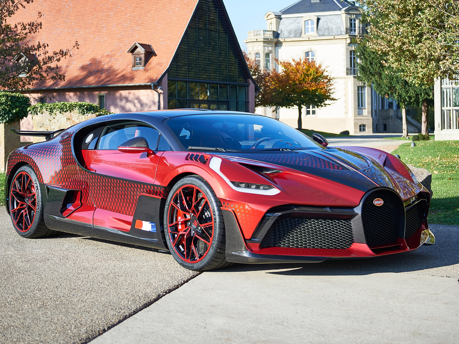 Красный спортивный автомобиль  Bugatti Divo Lady Bug 2021 года