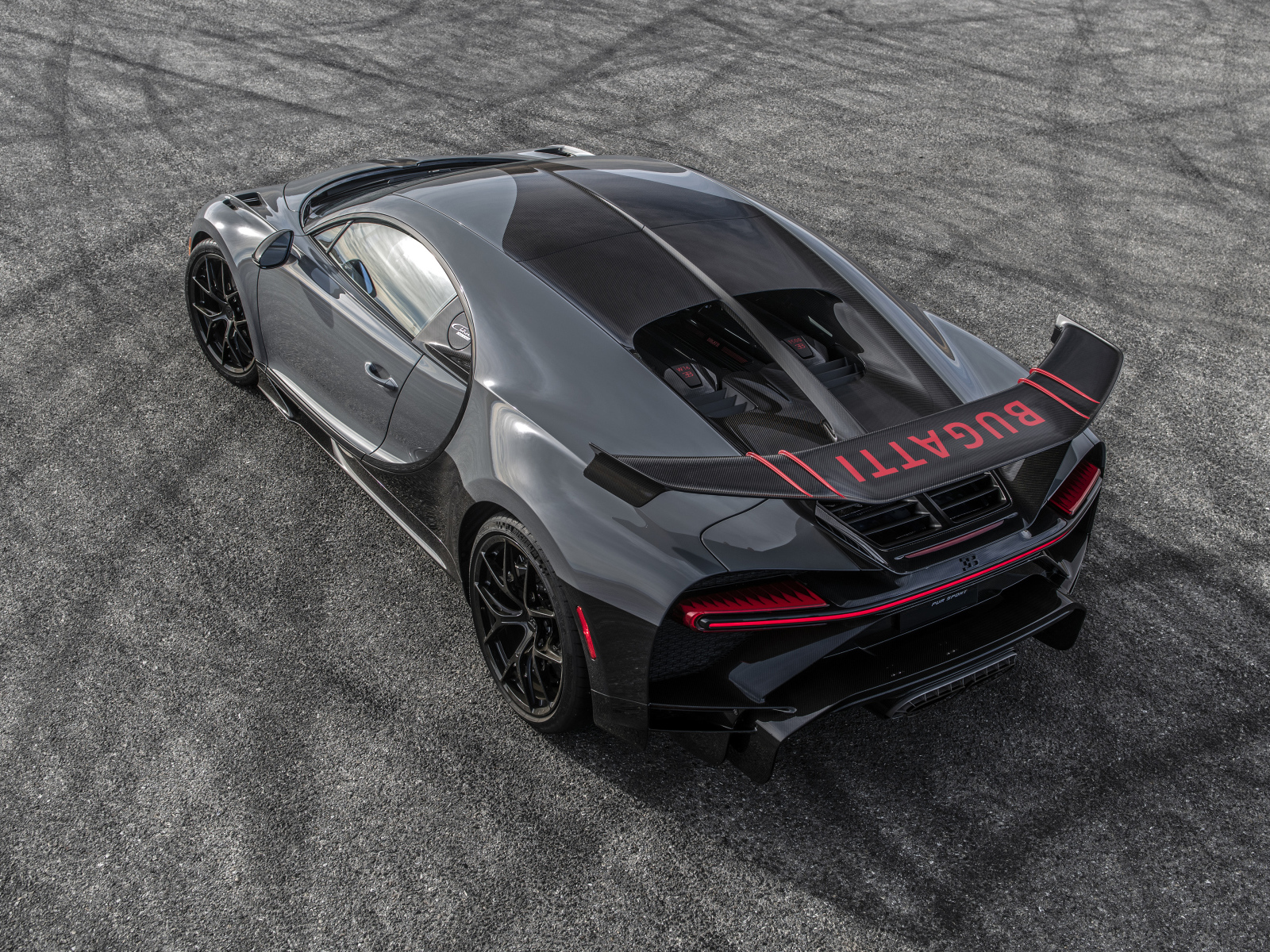 Автомобиль Bugatti Chiron Pur Sport вид сзади