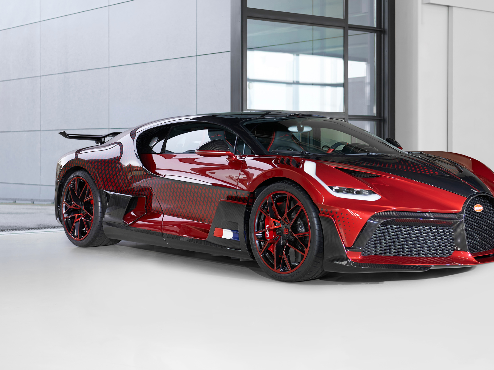 Дорогой автомобиль  Bugatti Divo Lady Bug 2021 года в гараже