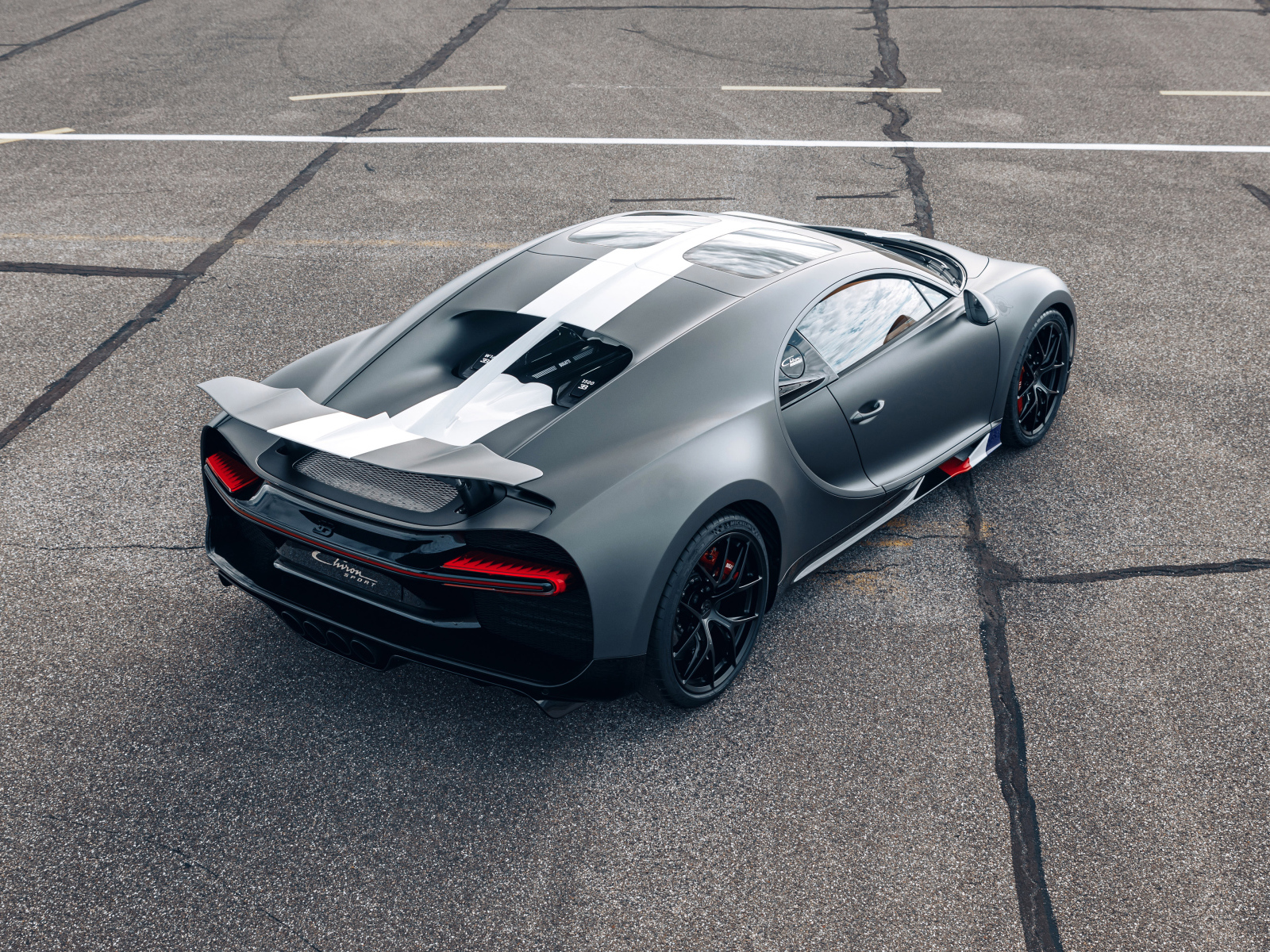 Спортивный Bugatti Chiron вид сверху