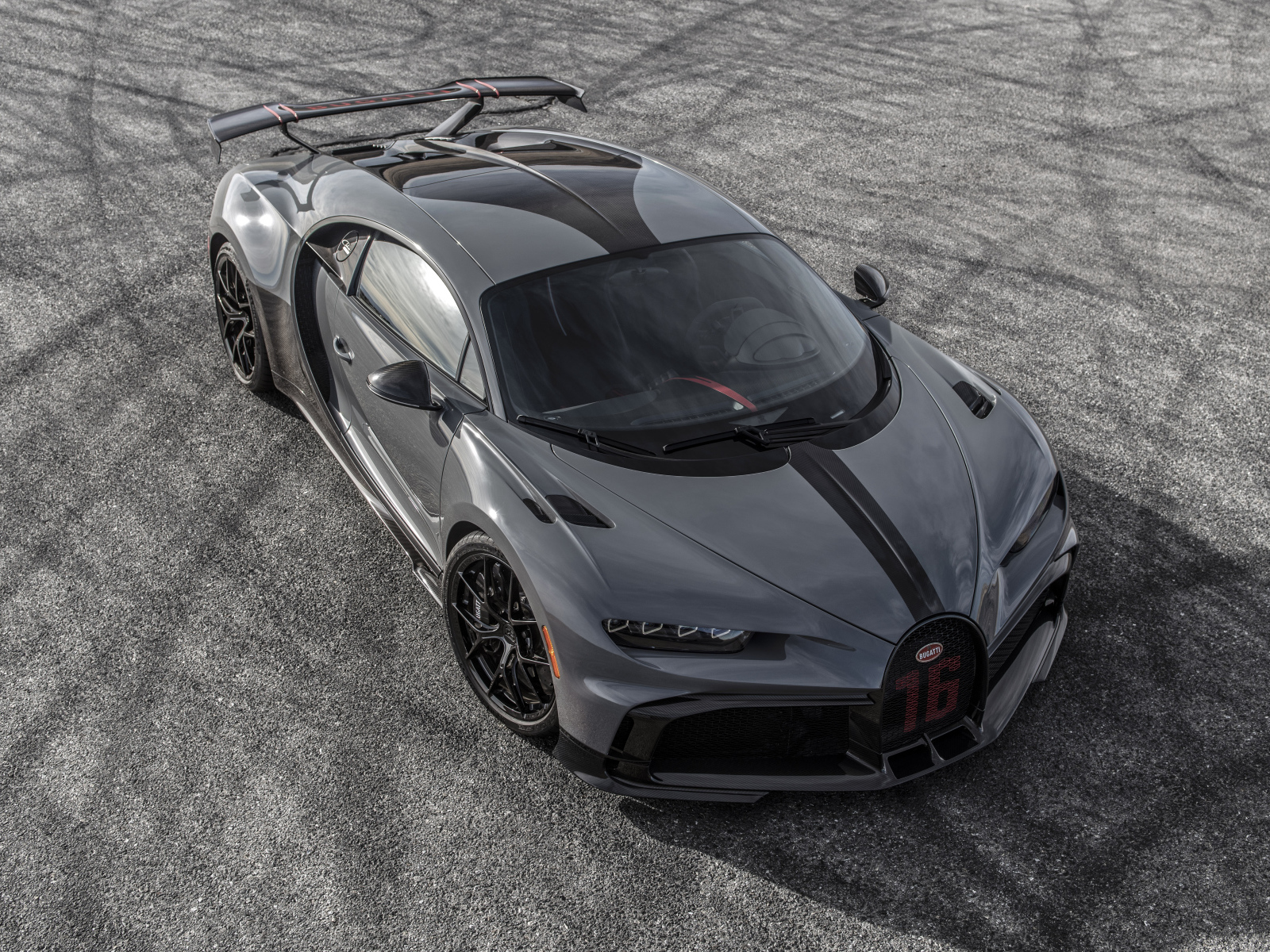 Спортивный автомобиль Bugatti Chiron Pur Sport вид сверху