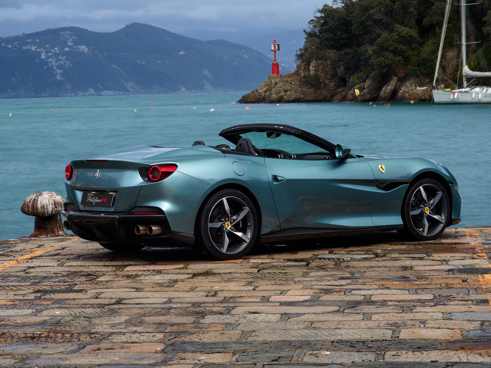 Кабриолет Ferrari Portofino M 2021 года у воды