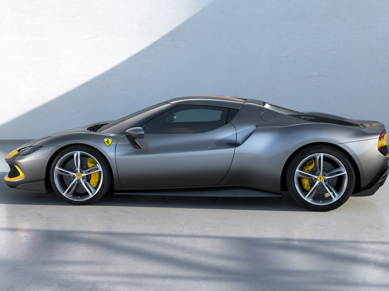 Быстрый серебристый автомобиль Ferrari 296 GTB Assetto Fiorano 2022 года вид сбоку