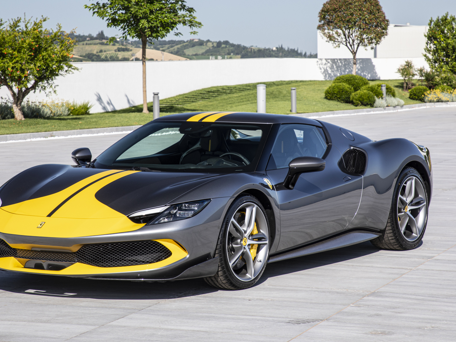 Серебристый спортивный Ferrari 296 GTB Assetto Fiorano 2022 года