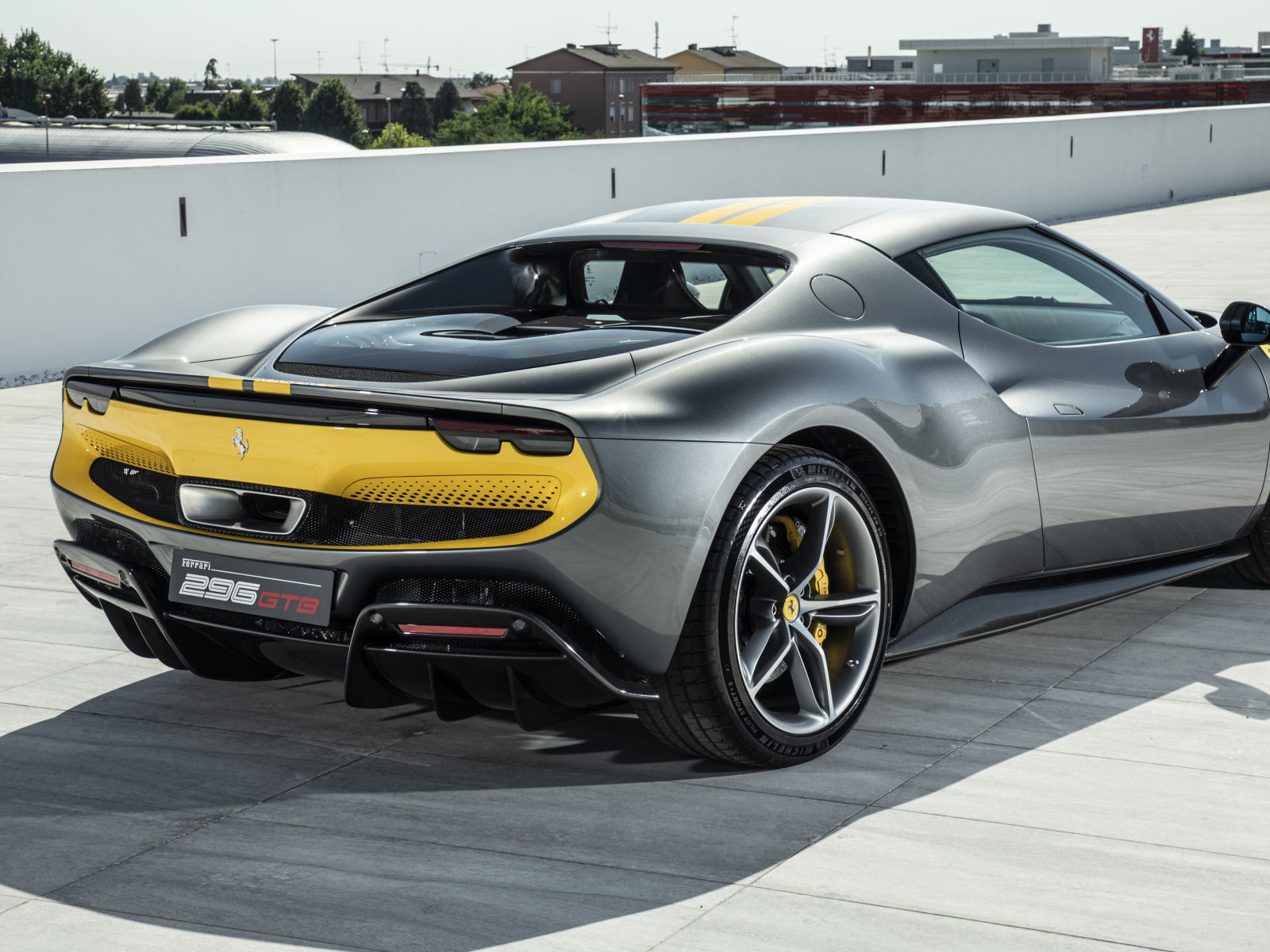 Автомобиль Ferrari 296 GTB Assetto Fiorano 2022 года вид сзади