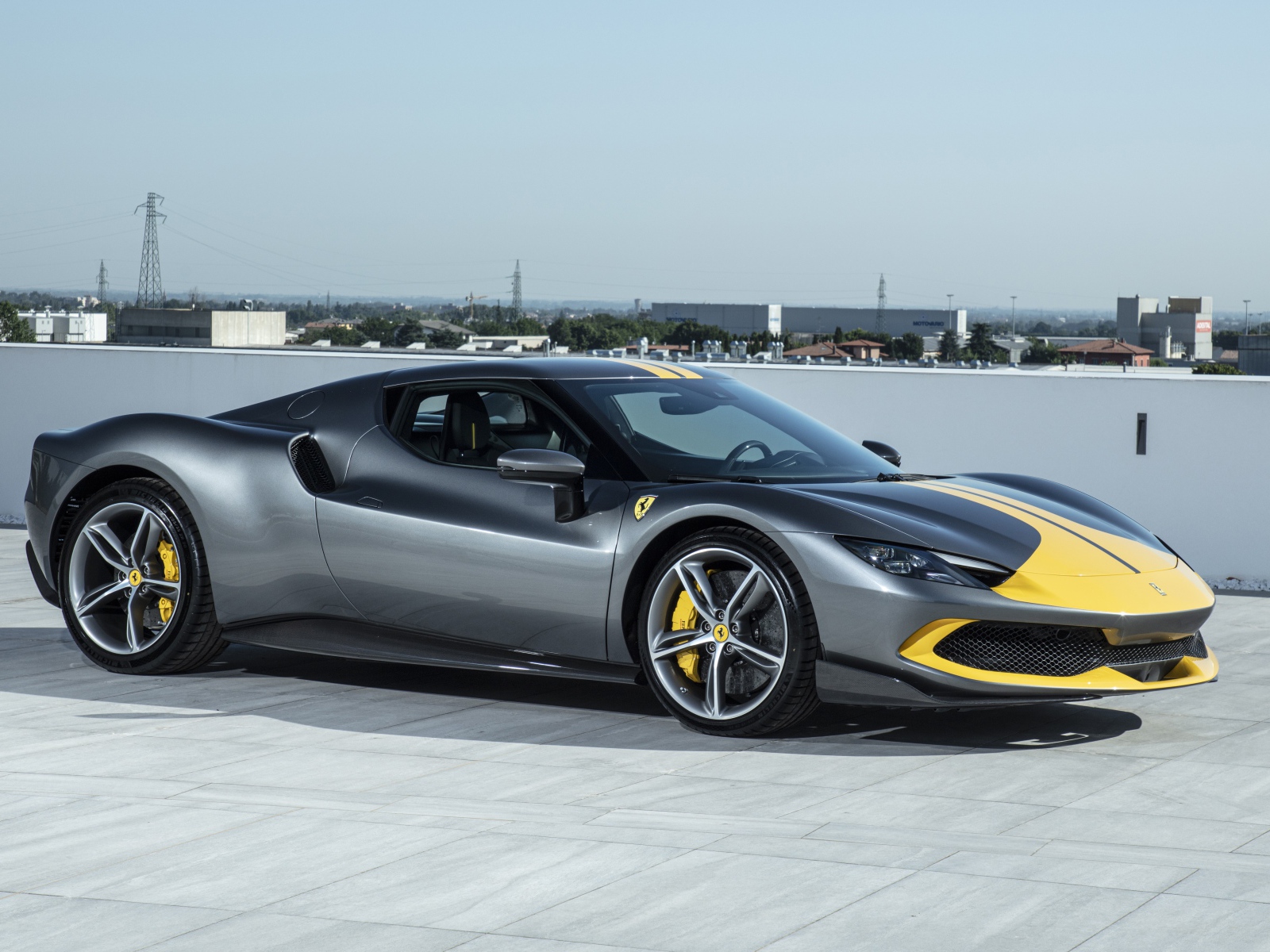 Дорогой спортивный автомобиль Ferrari 296 GTB Assetto Fiorano 2022 года