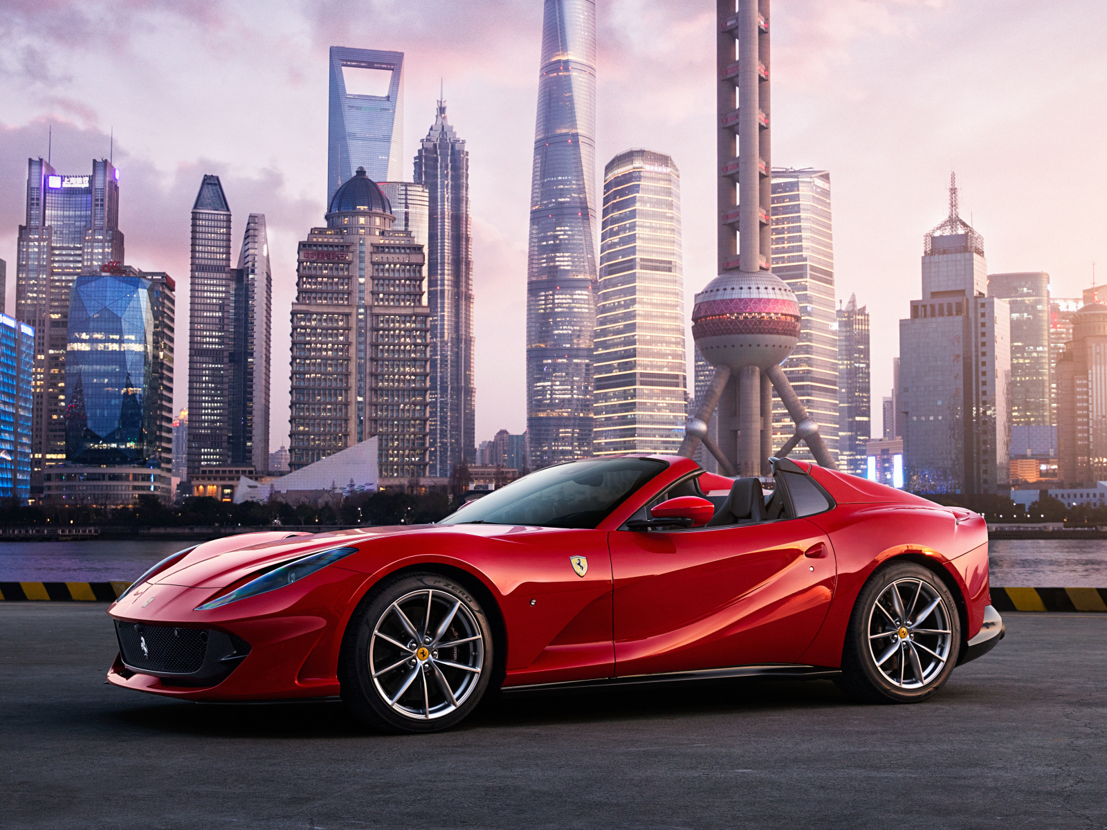 Дорогой красный автомобиль Ferrari 812 GTS на фоне города