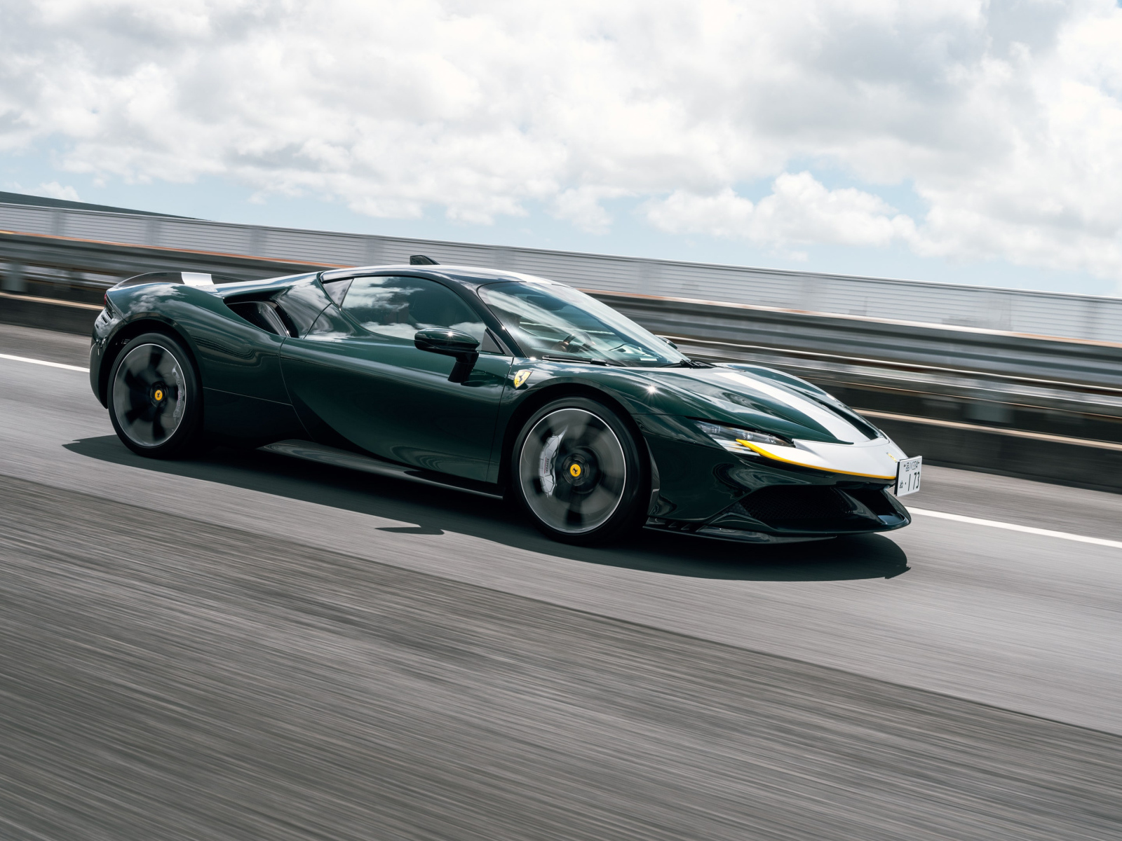 Зеленый Ferrari SF90 Stradale Assetto Fiorano на трассе