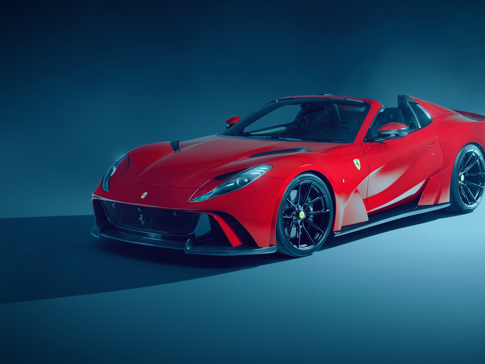 Красный кабриолет Novitec Ferrari 812 GTS N-Largo 2021 года на сером фоне