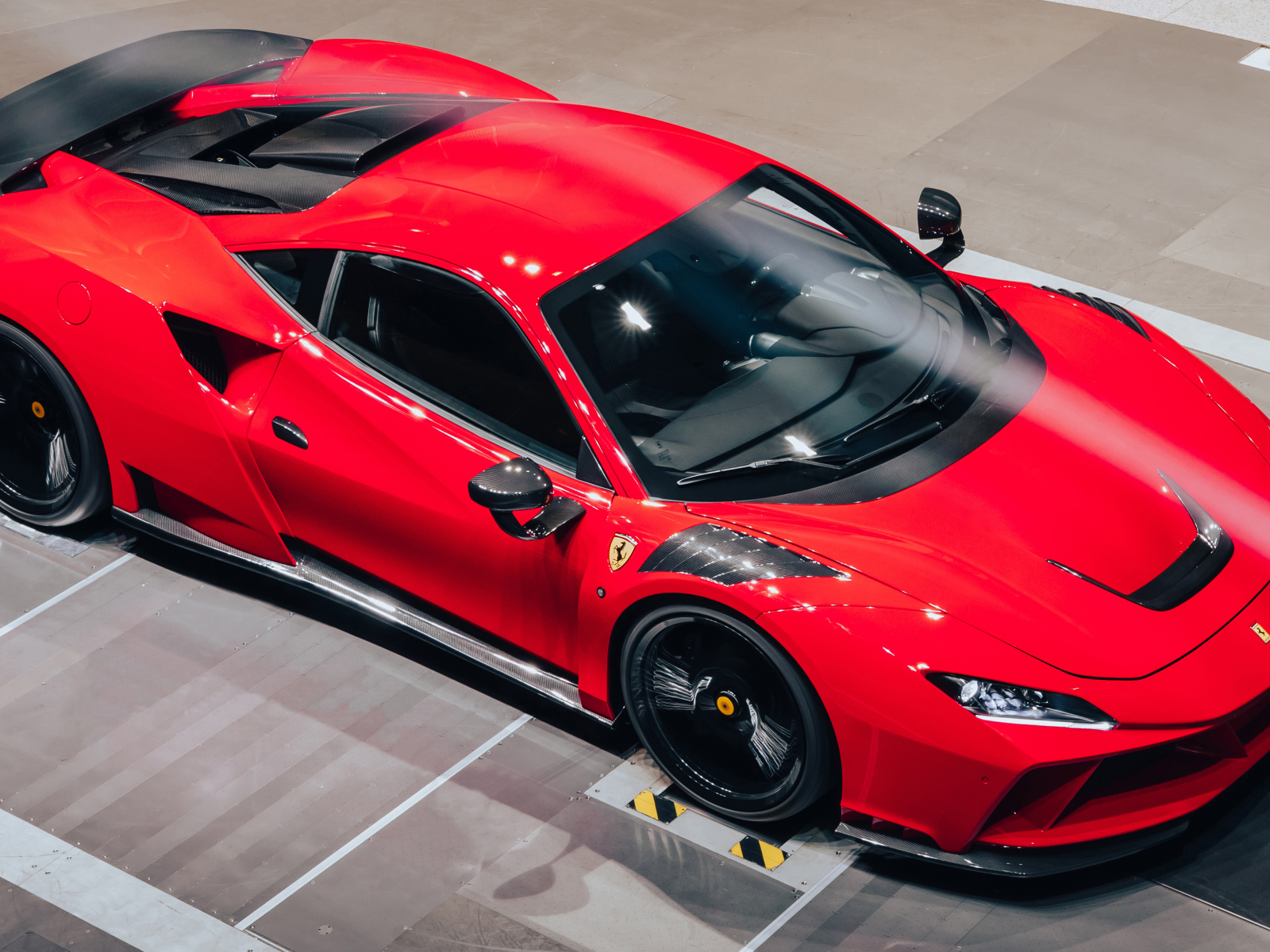 Вид сверху на красный спорткар Novitec Ferrari F8 Tributo N-Largo 2021 года