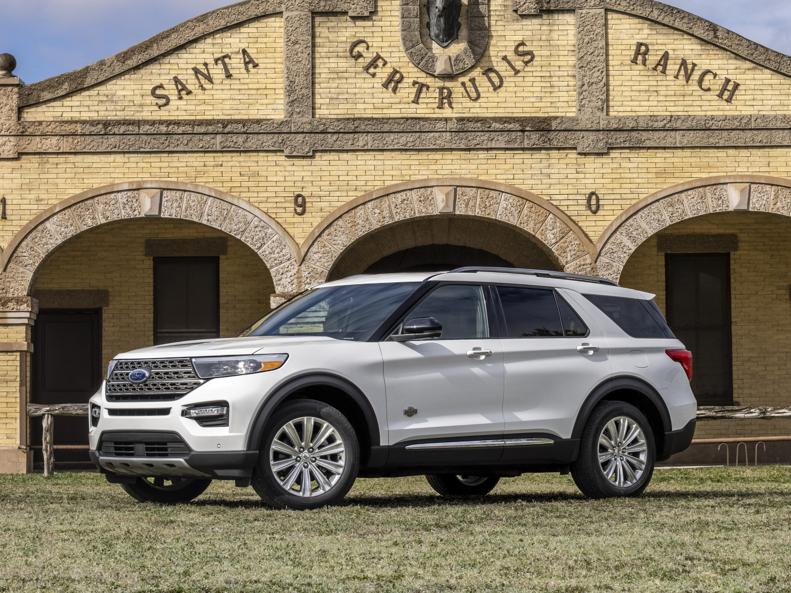 Белый внедорожник Ford Explorer King Ranch, 2021 года у здания