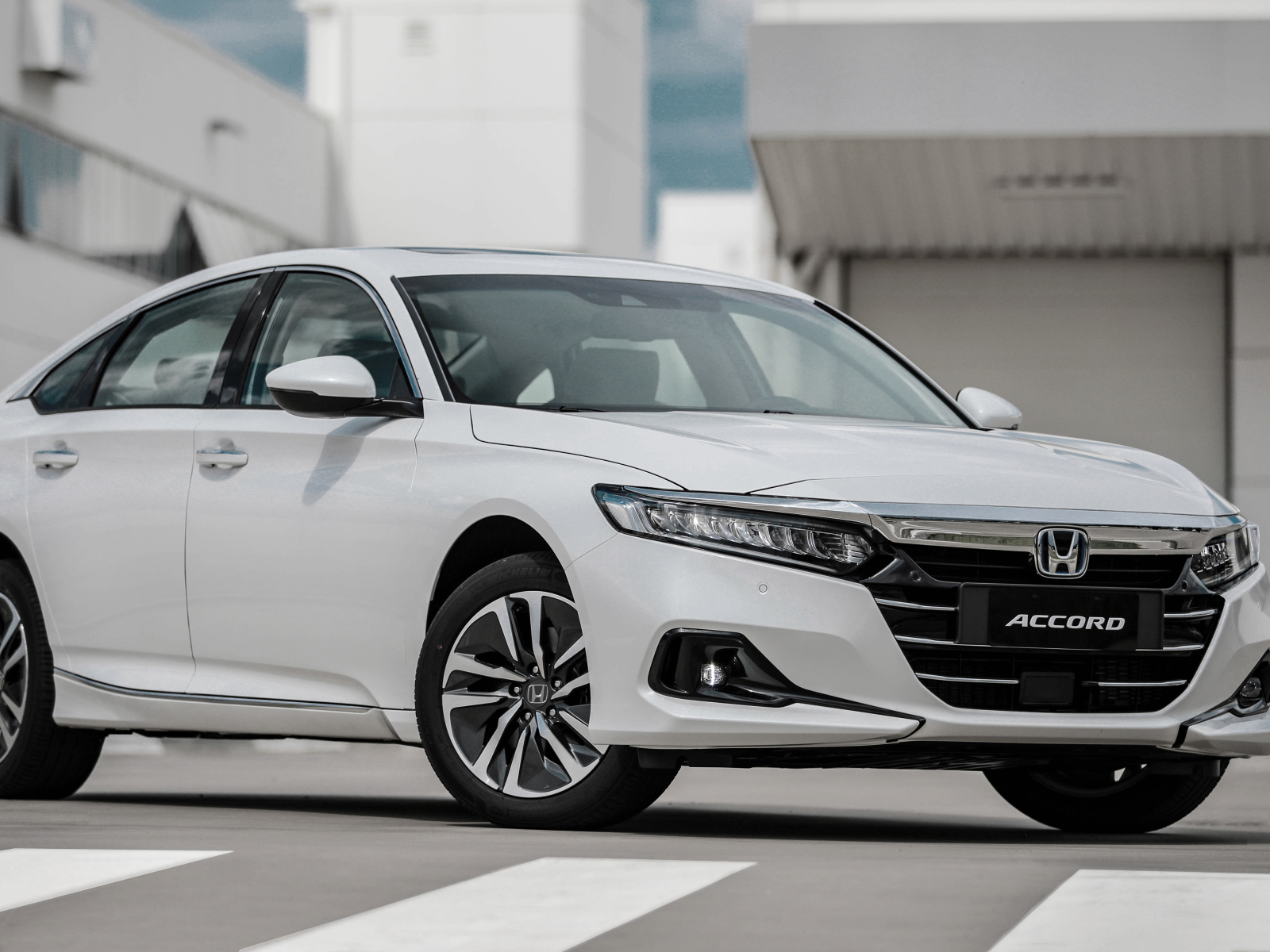Белый автомобиль Honda Accord EHEV 2021 года у дома