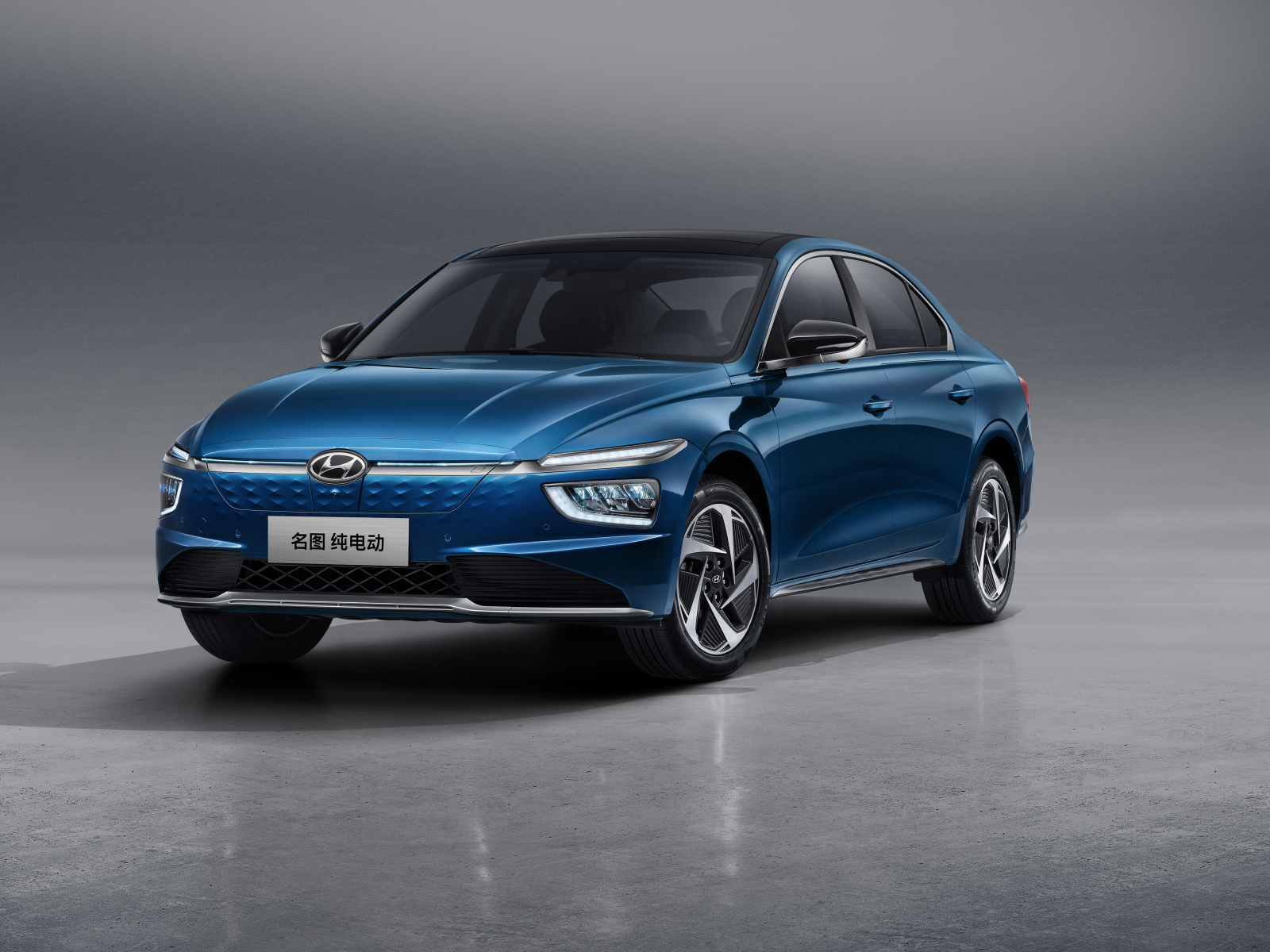 Автомобиль Hyundai Mistra EV 2021 года на сером фоне