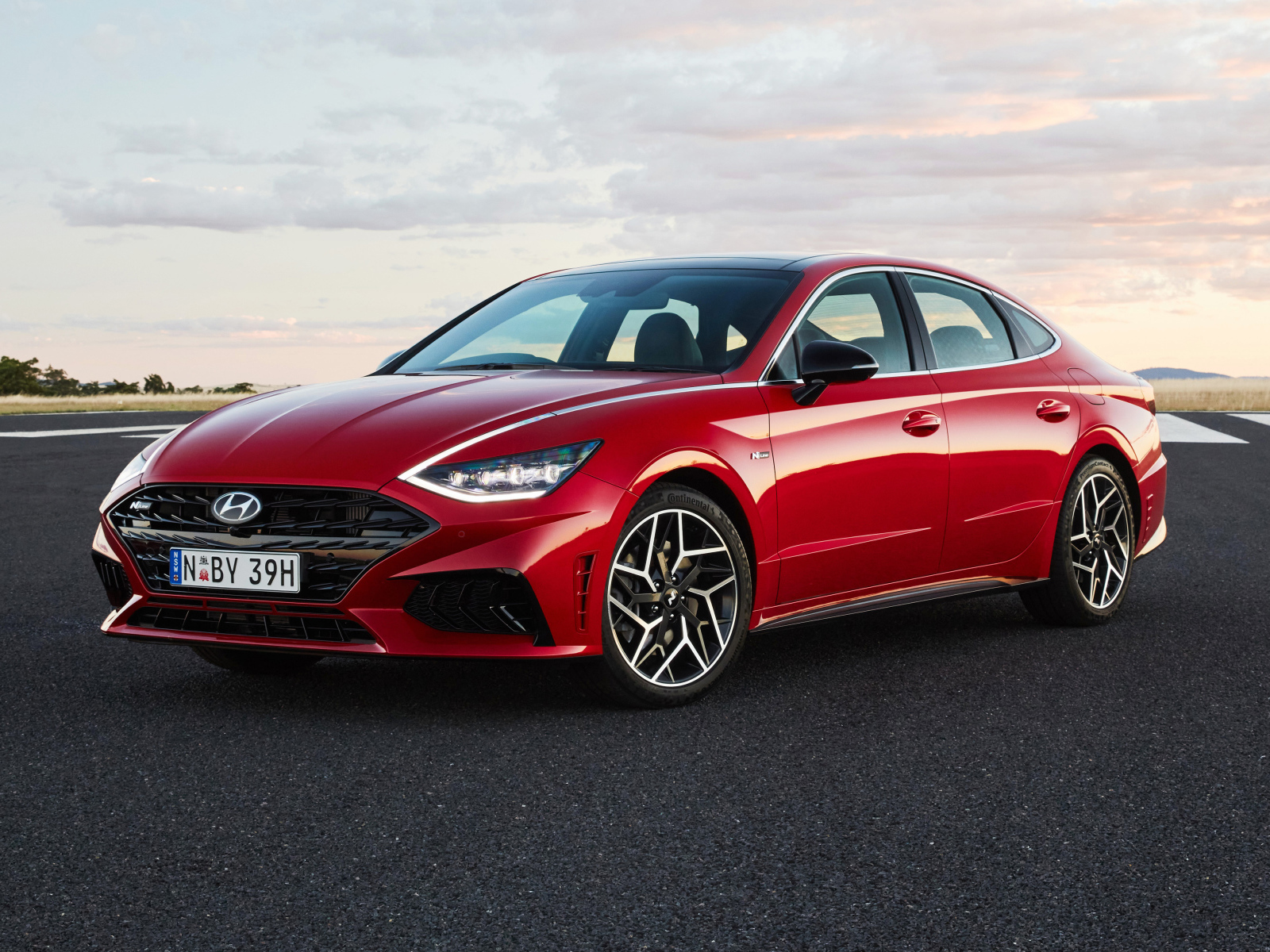 Красный автомобиль Hyundai Sonata N Line 2021 года на дороге