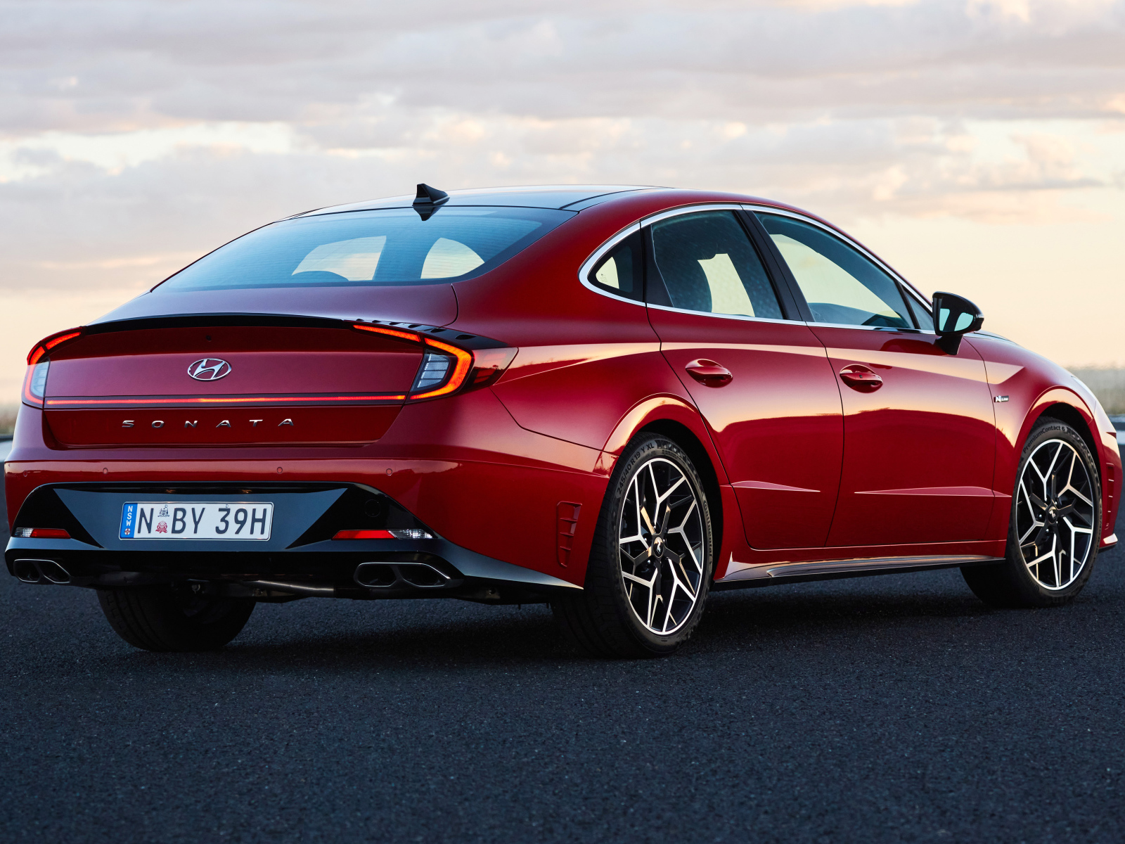 Красный автомобиль Hyundai Sonata N Line 2021 года вид сзади