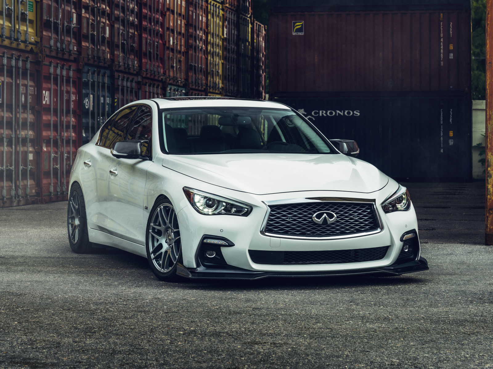 Белый автомобиль Infiniti Q50, 2021 года в порту